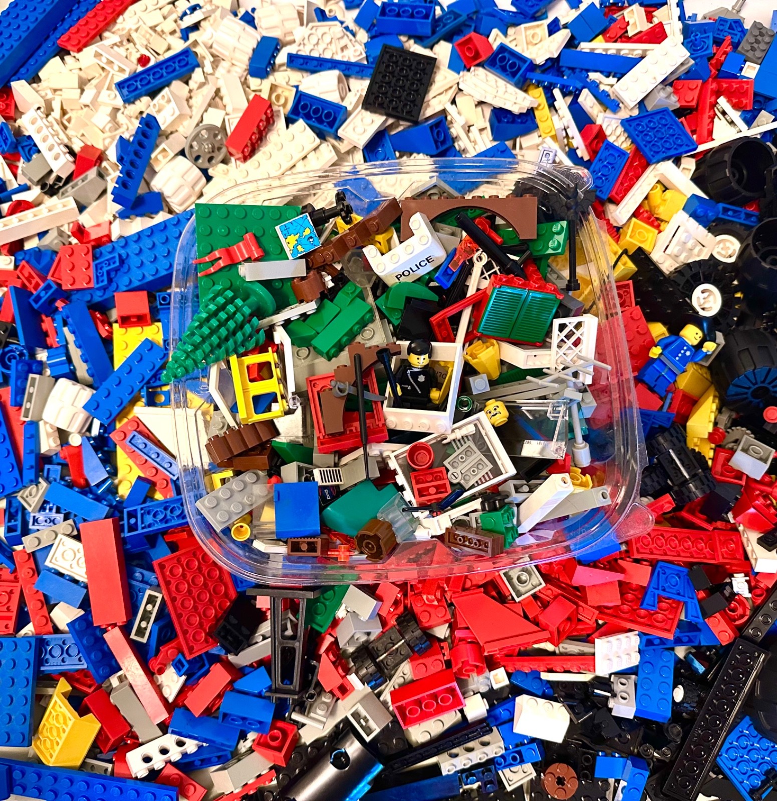 Vintage Lego castle, pirate, classic space & town parts - 2000+. Vintage Lego castle, pirate, classic space & town parts - 2000+.