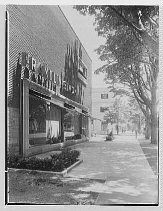 Photo:Garden City New York Franklin Simon Store 1947 Sidewalk View