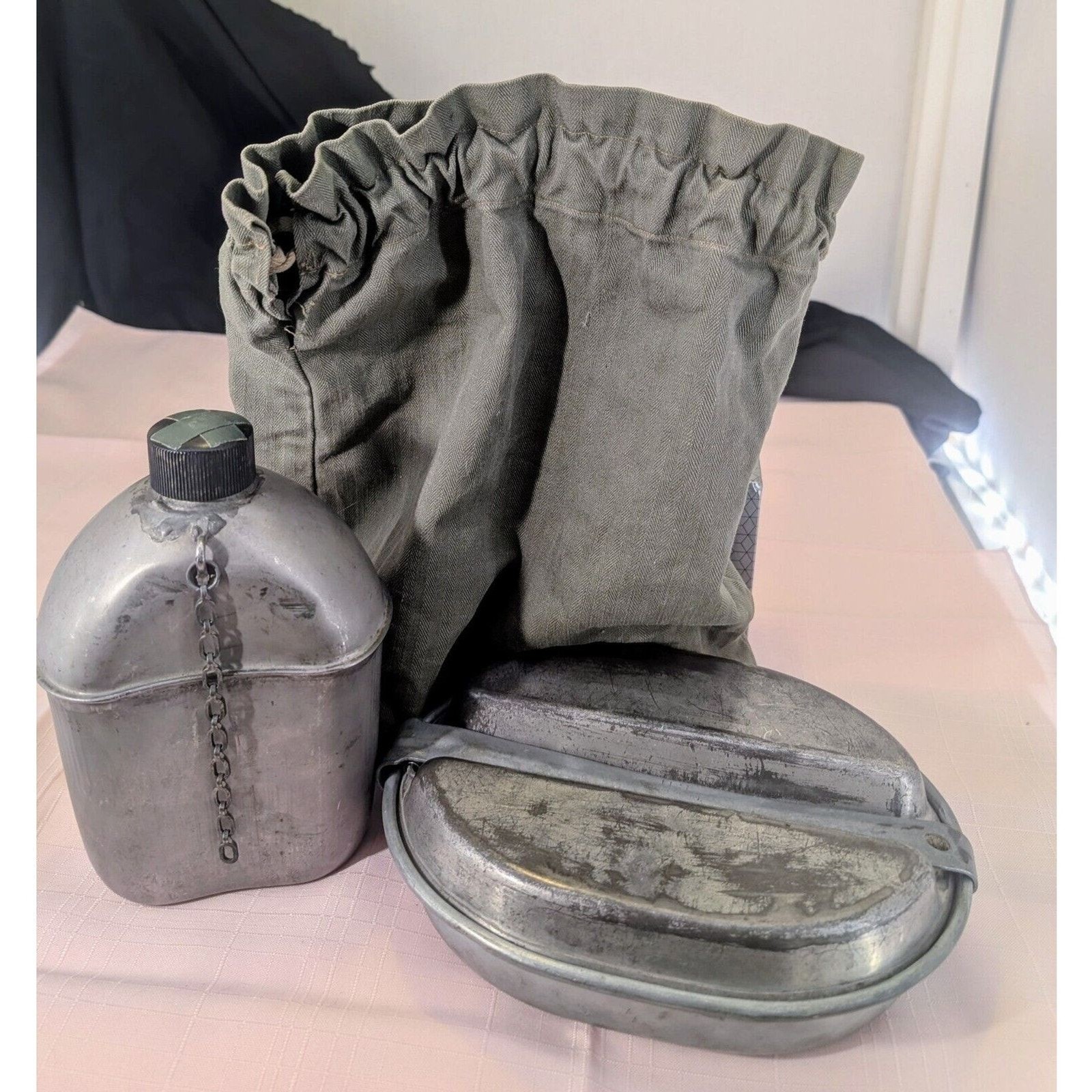 Original WW2 US Military Army Canteen, Mess Kit & Camo Bag - Volrath 1942 Original WW2 US Military Army Canteen, Mess Kit & Camo Bag - Volrath 1942