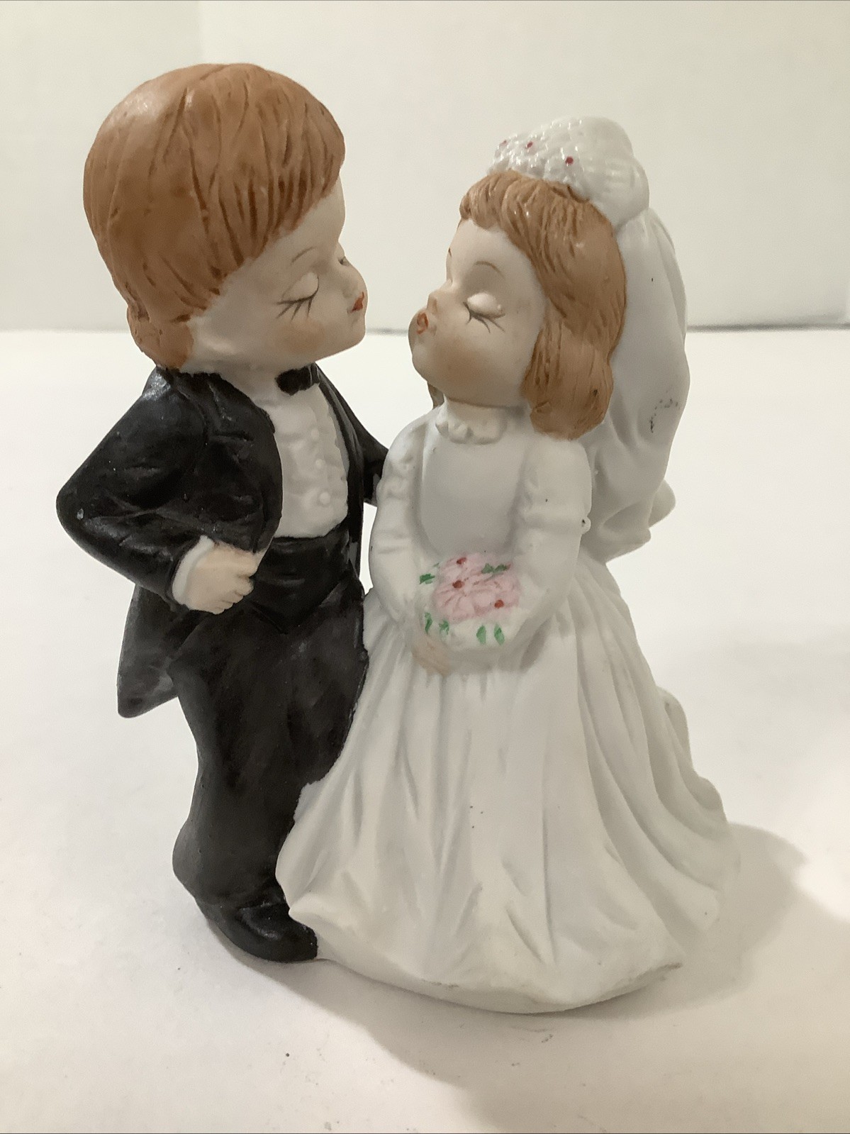 Ceramic Bride And Groom Cake Topper Kissy 4.5” Figure Cute Vintage