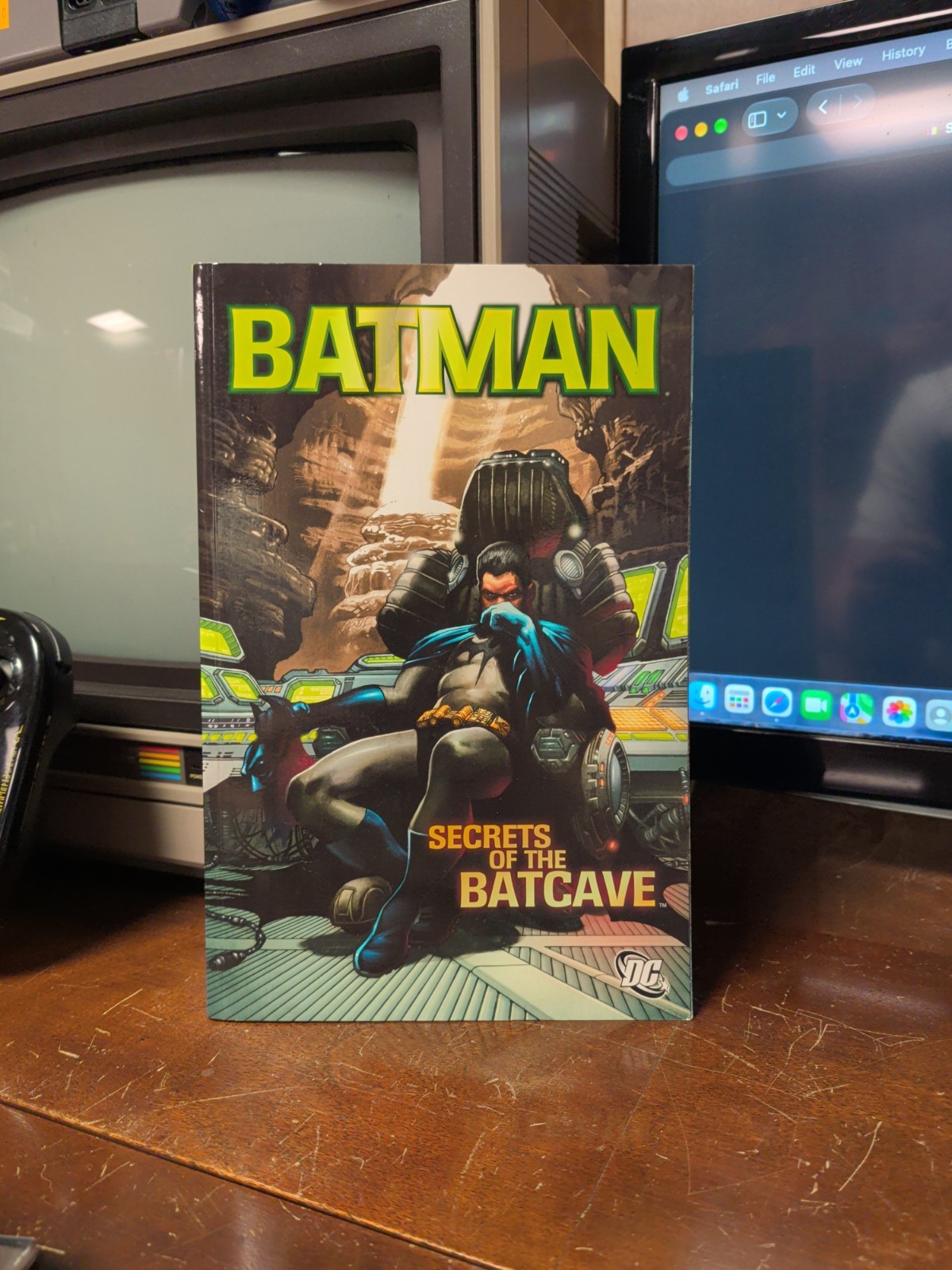 DC Comics BATMAN: SECRETS OF THE BATCAVE