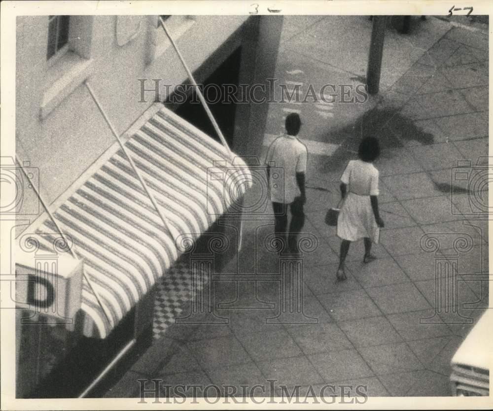 1964 Press Photo Man and wife satisfied customers leave the laundry - noc58270 1964 Press Photo Man and wife satisfied customers leave the laundry - noc58270