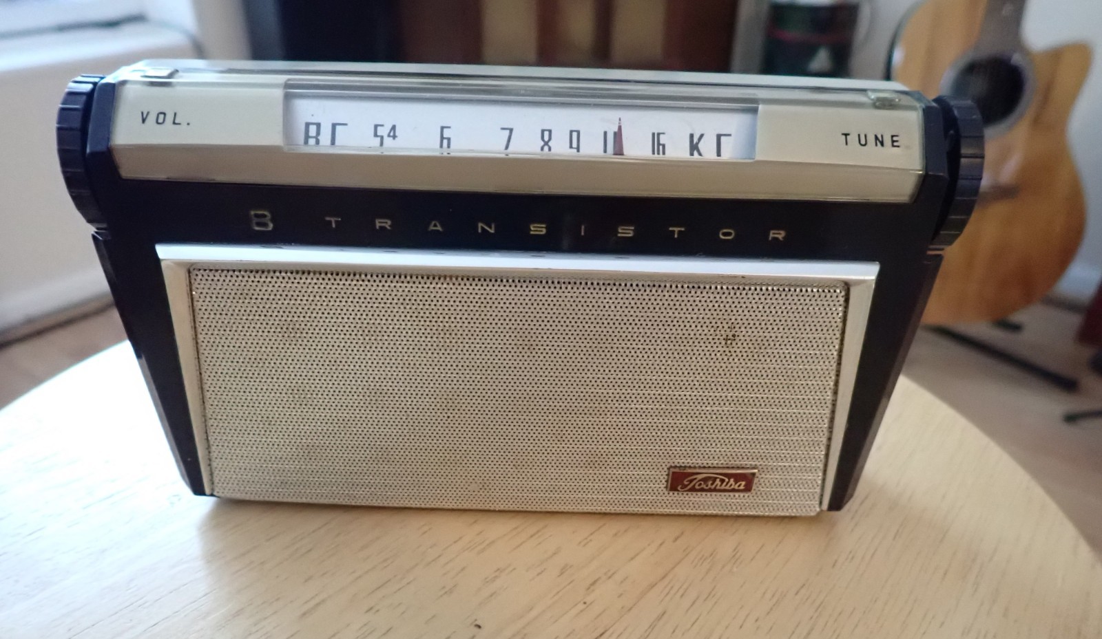 Vintage TOSHIBA MODEL 8TM 41 8 TRANSISTOR RADIO w/ leather case, nice Works Vintage TOSHIBA MODEL 8TM 41 8 TRANSISTOR RADIO w/ leather case, nice Works