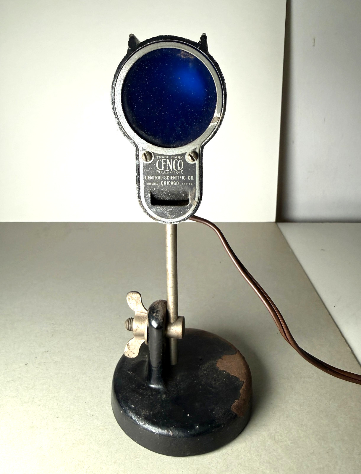 VTG CENCO CAST IRON BASE SCIENTIFIC INDUSTRIAL SM. BLUE LENS DESK LAMP LIGHT USA