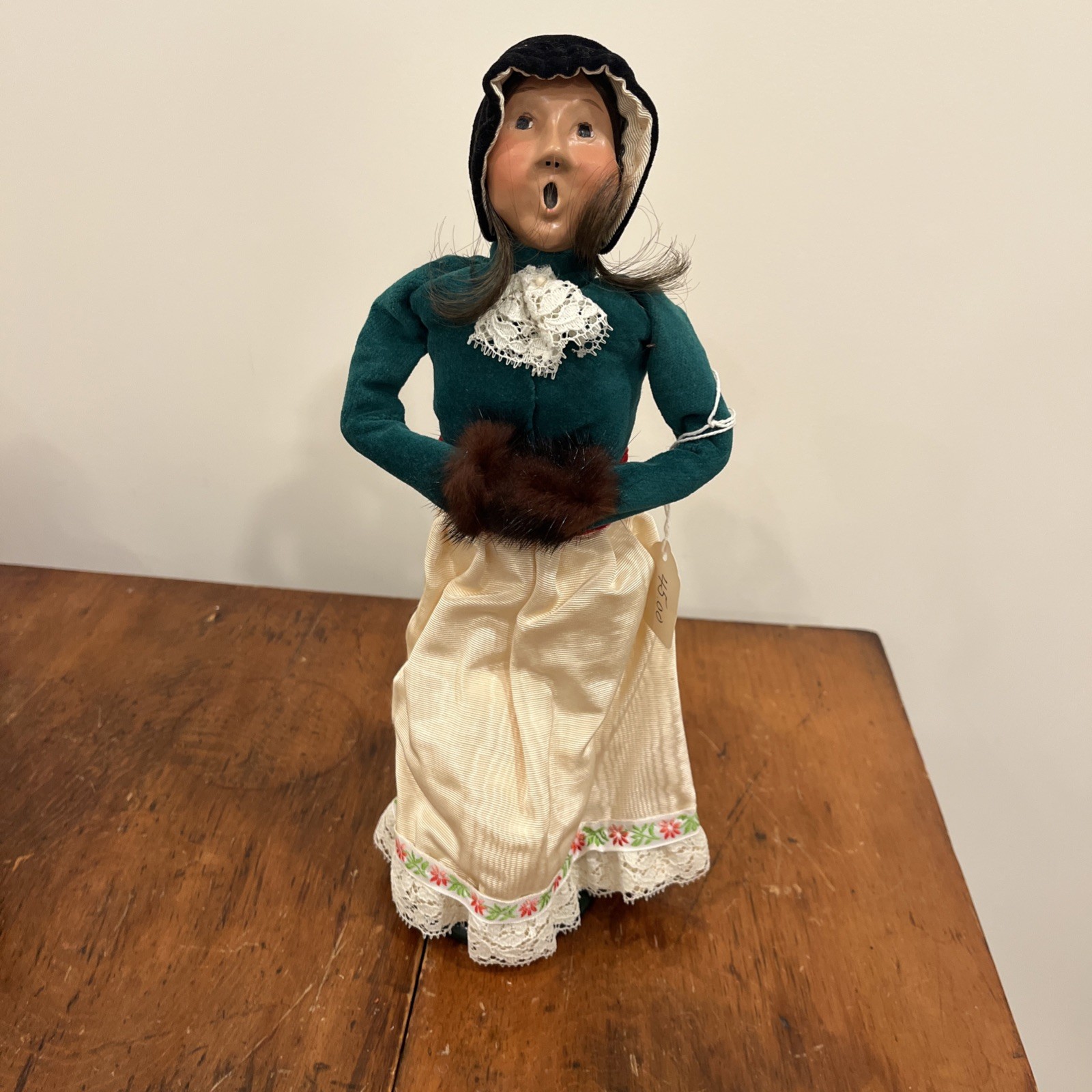 1992 BYERS CHOICE CHRISTMAS CAROLER Woman Long Brown Hair Green White Dress 1992 BYERS CHOICE CHRISTMAS CAROLER Woman Long Brown Hair Green White Dress