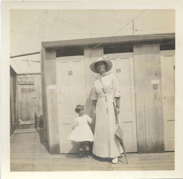 ANTIQUE FOUND PHOTO Snapshot VINTAGE Original BLACK + WHITE Old FML 610 35 X