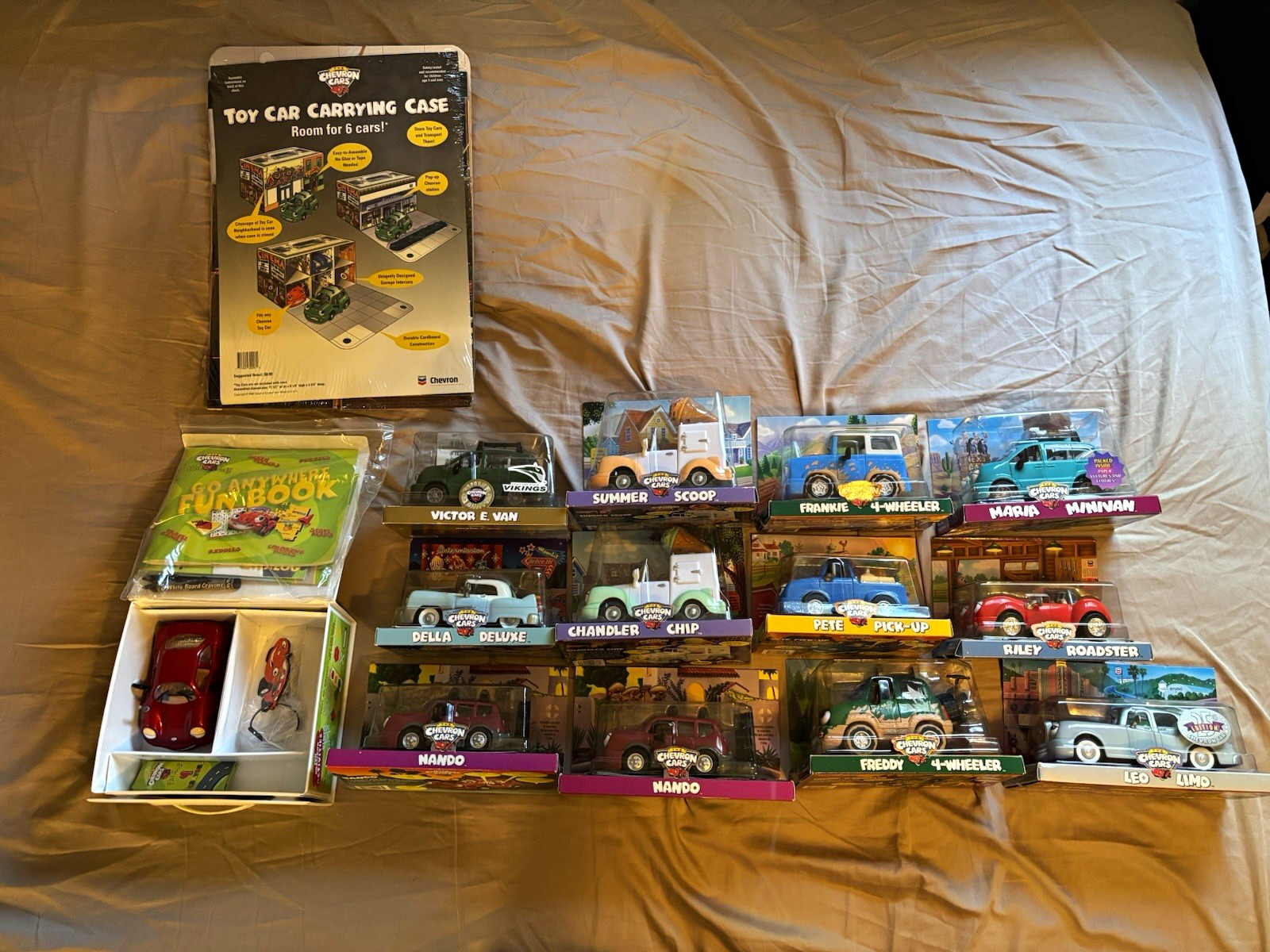 Chevron Cars Toy Car Carrying Case & Vehicle Lot Gas & Oil Multicolor 1998