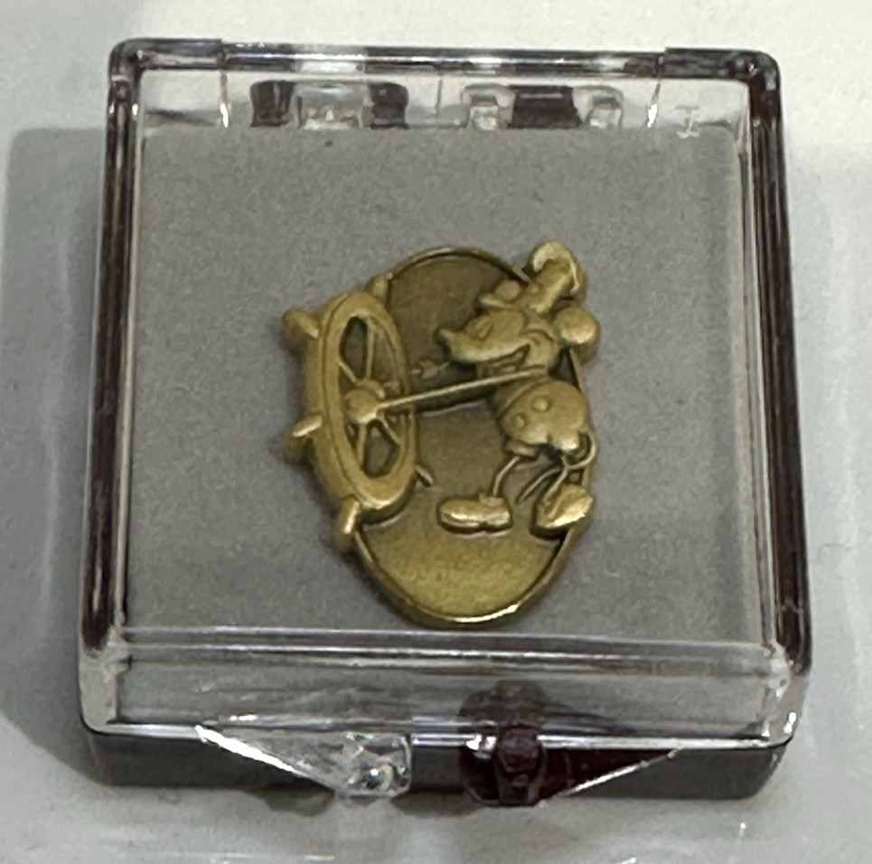 Cast Member Service Award Pin - 1 Year (Steamboat Willie)