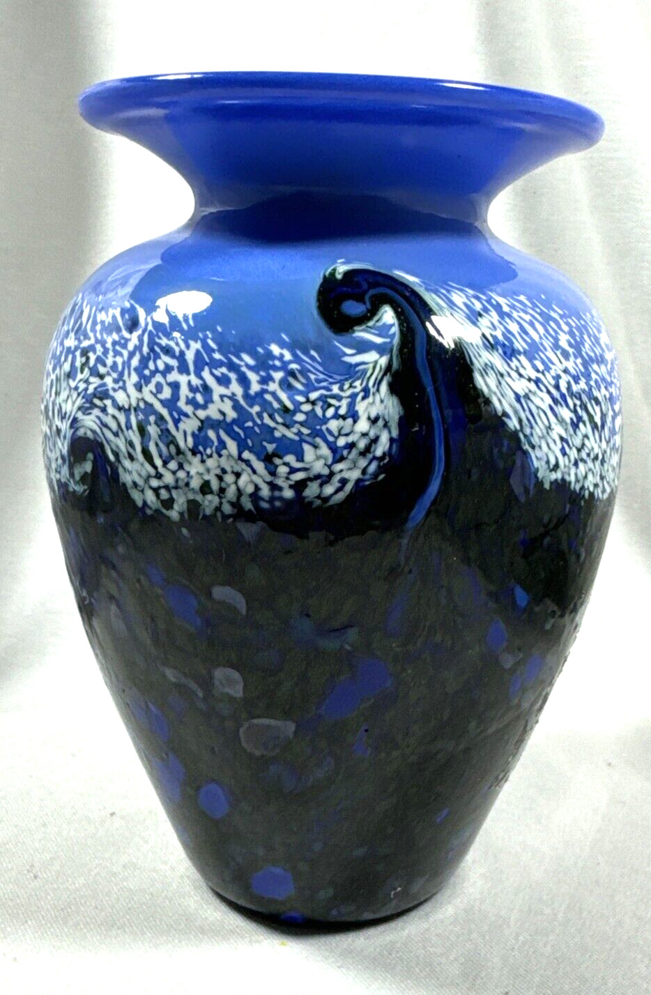 2001 G MAD ART GLASS VASE BLUE SPARKLING SWIRLS WITH WHITE