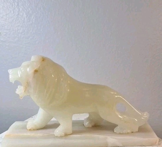 Vintage Carved Pistachio Onyx Roaring Lion Vintage Carved Pistachio Onyx Roaring Lion