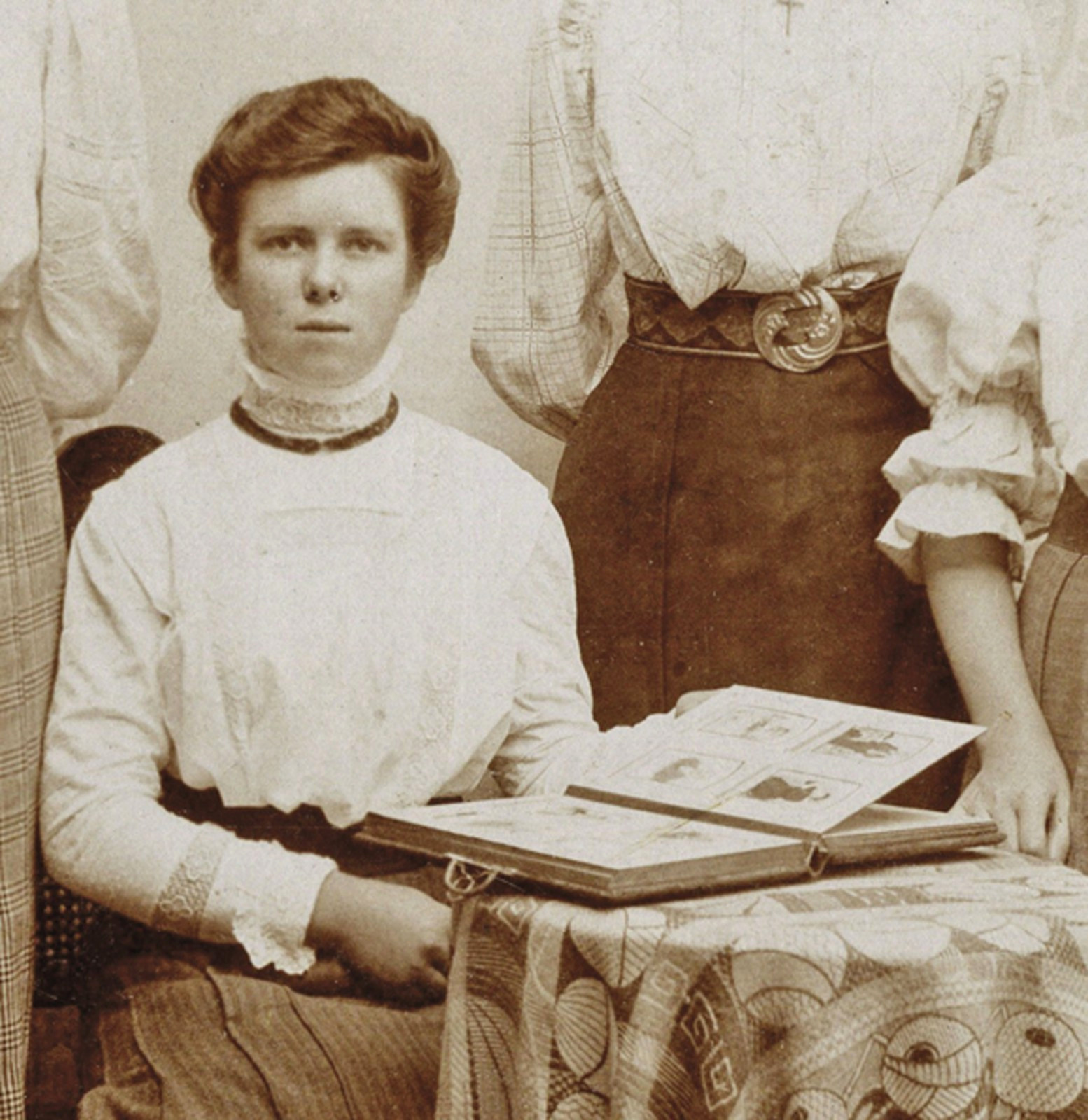 Antique RPPC Edwardian Women Look At Photo Album Fashion Gibson Girls Studio UNP