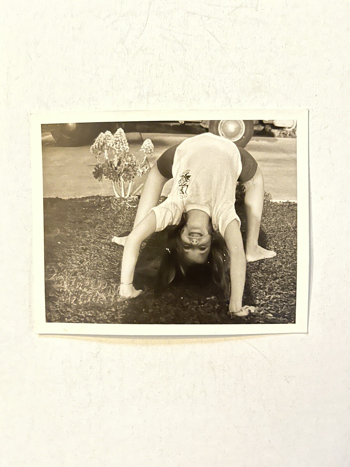 ODD 1970s QUIRKY 👀PHOTO of LITTLE GIRL DOING THE CRAB CRAWL-WALK FUN IN THE SUN