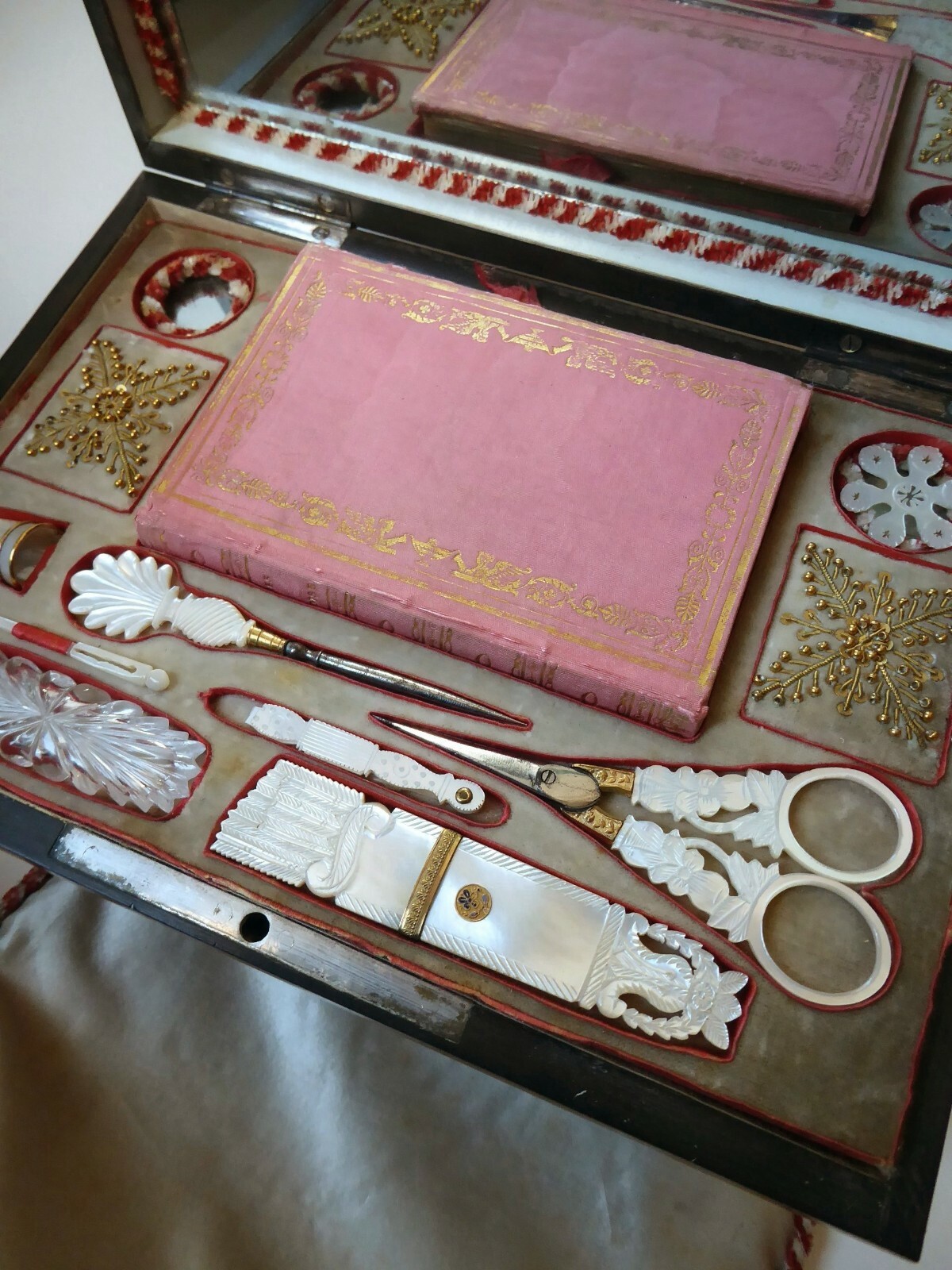 RARE 1820\'s PALAIS ROYAL SEWING BOX MOTHER OF PEARL Scissors Needle case etc RARE 1820\'s PALAIS ROYAL SEWING BOX MOTHER OF PEARL Scissors Needle case etc