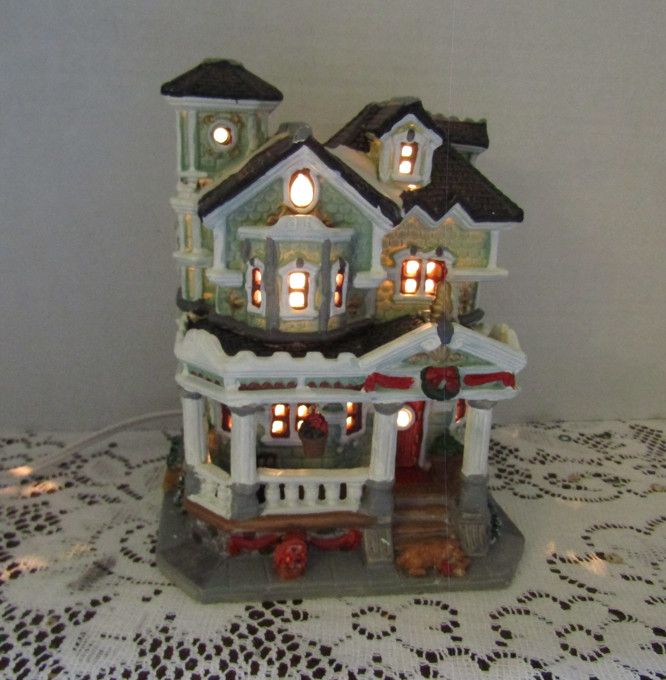 Vintage 2004 Lemax Lighted Porcelain Christmas House.