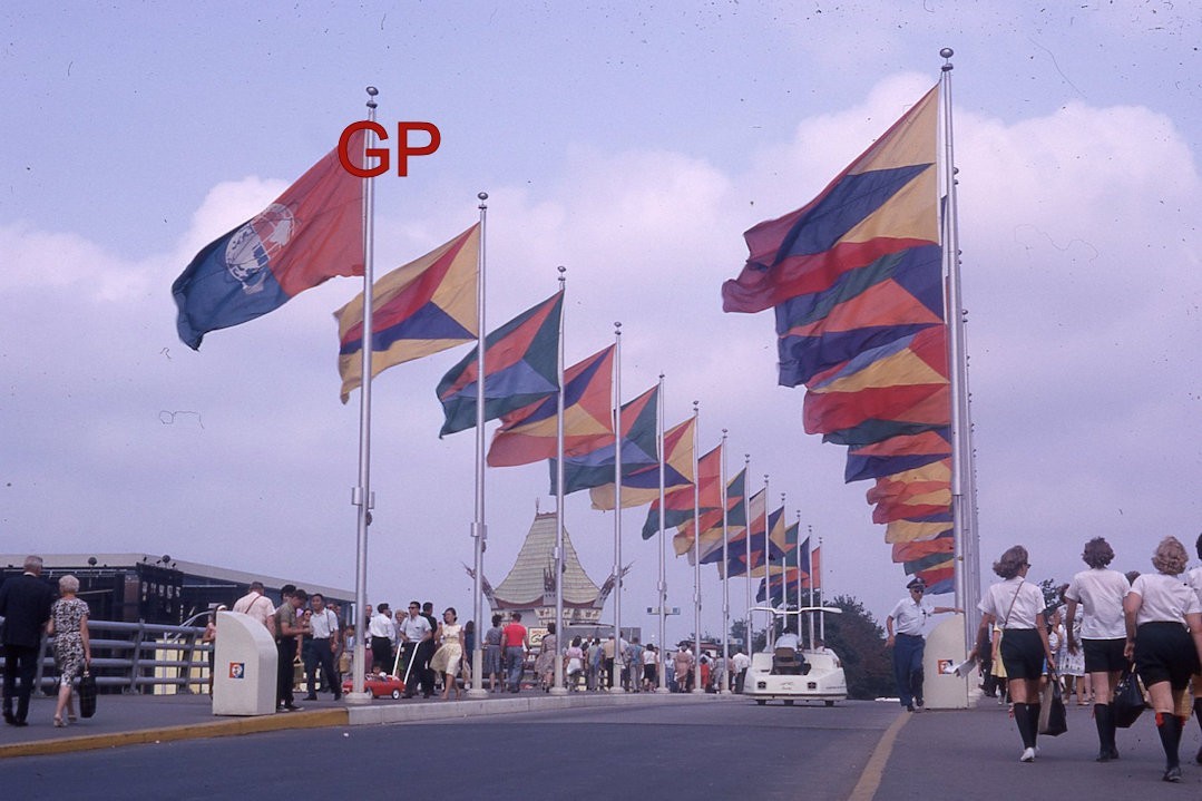 #XX161- ad Old 35mm Slide Photo- New York World's Fair- Flags - 1964