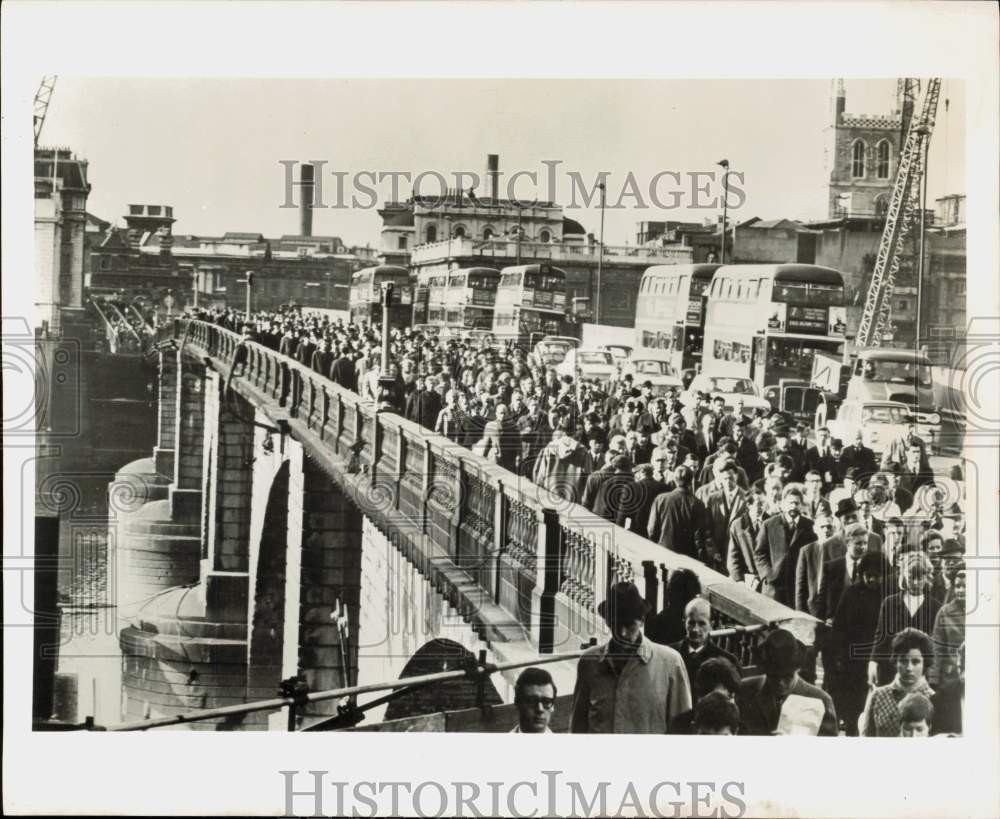 1969 Press Photo Huge crowd walking across the London bridge in Great Britain 1969 Press Photo Huge crowd walking across the London bridge in Great Britain