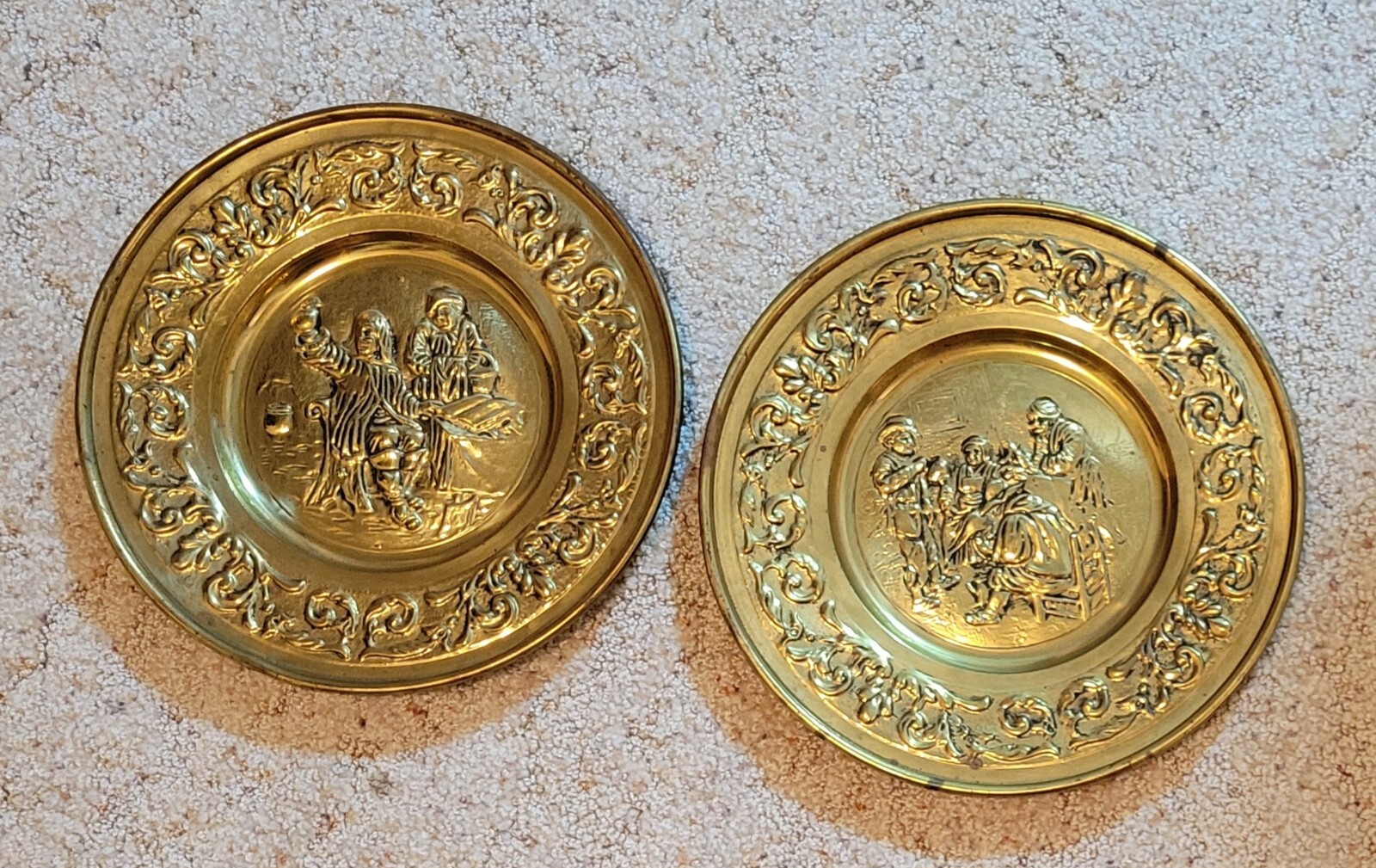 2 VTG Plates Embossed Tavern Scenes 11.25\ 2 VTG Plates Embossed Tavern Scenes 11.25\
