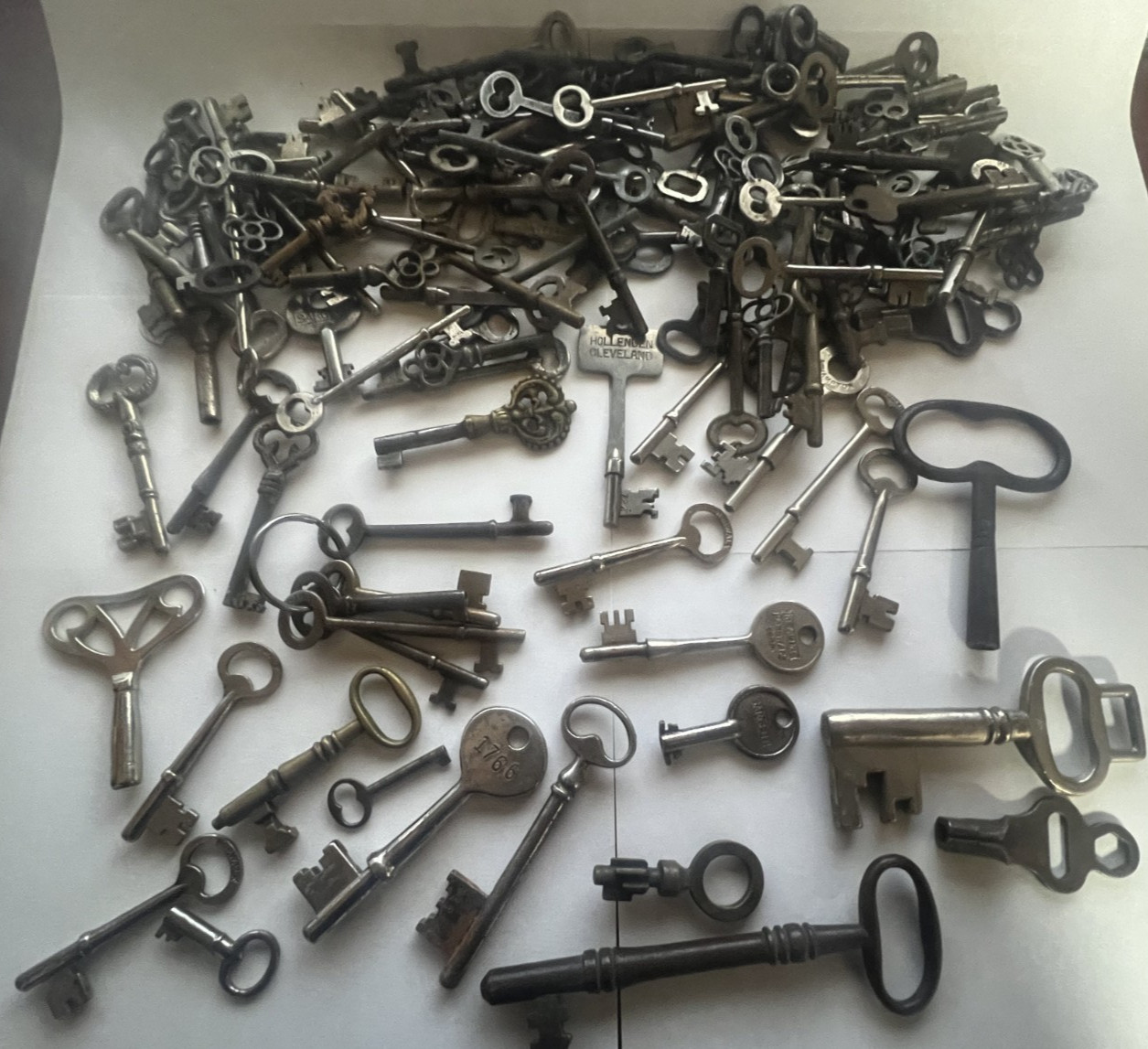 LOT OF 157 VINTAGE And ANTIQUE SKELETON/furniture Keys etc LOT OF 157 VINTAGE And ANTIQUE SKELETON/furniture Keys etc