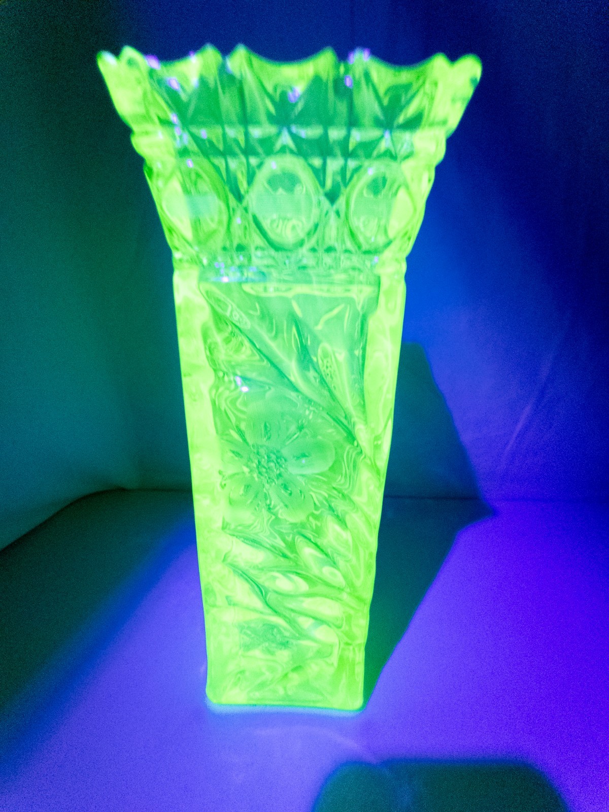 ANTIQUE RARE MCKEE GREEN URANIUM GLASS INNOVATION #410 HEXAGON VASE ETCHED 1913