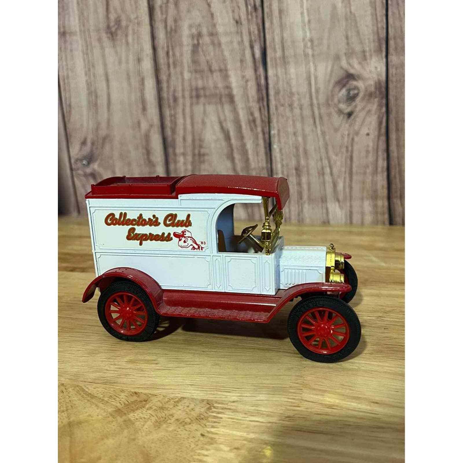 ERTL1:25 Replica Ford, 1913 Model T Coin Bank, Collectors Club Express •1980s