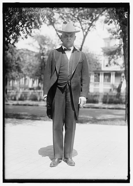 Photo:1918 1919 Man in Suit and Hat Formal Portrait Outdoors