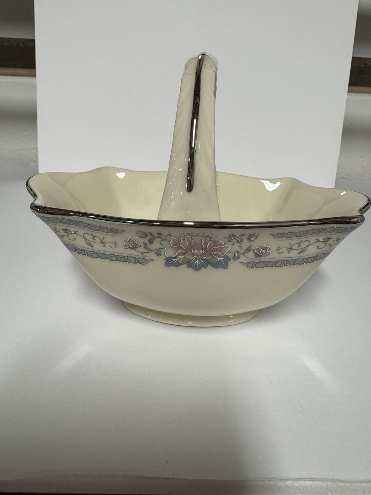 Lenox Charleston Pattern Dish with Handle.Made In USA Excellent Cond. 1983to2008 Lenox Charleston Pattern Dish with Handle.Made In USA Excellent Cond. 1983to2008