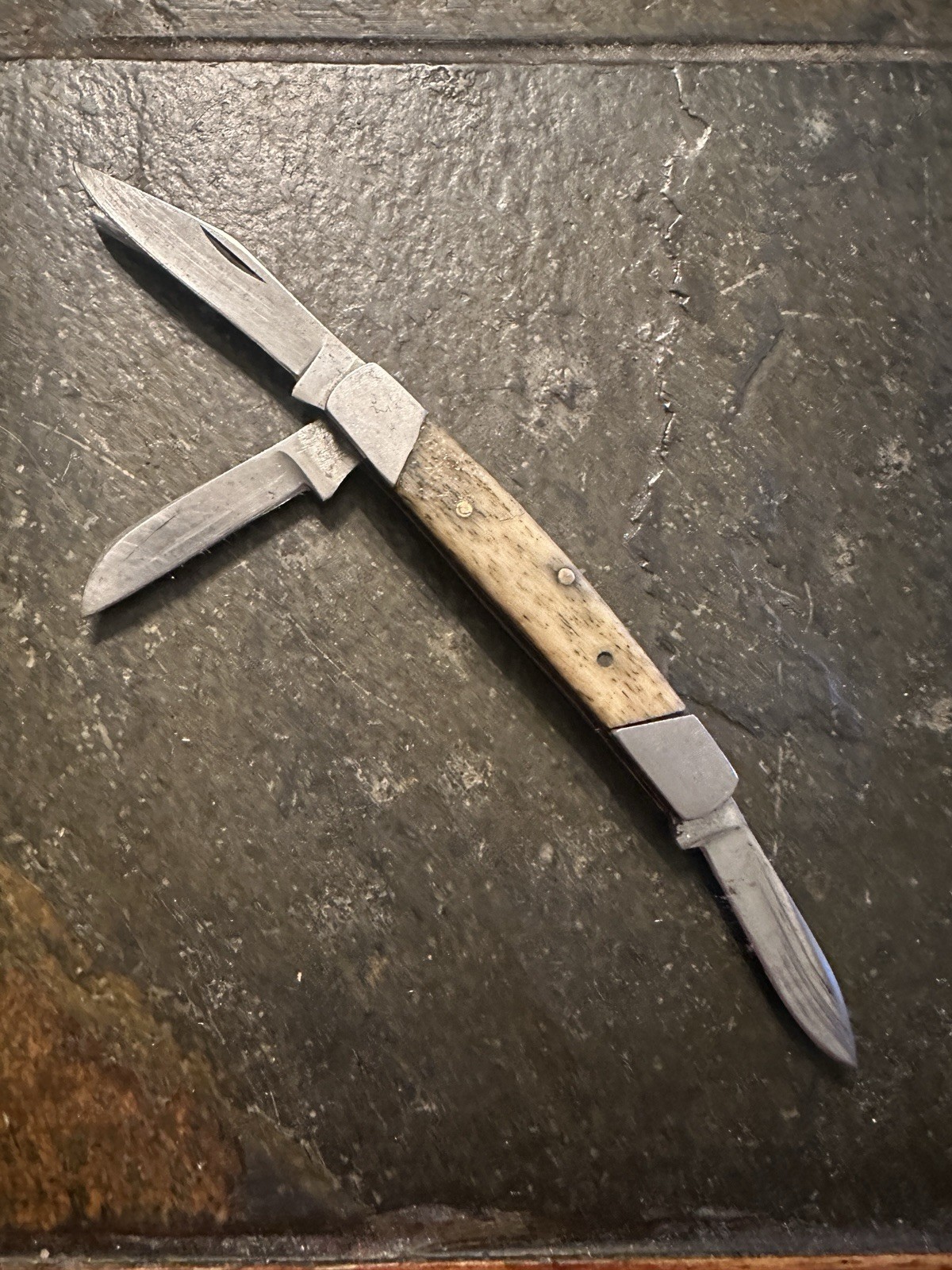Vintage Unmarked 3-Blade Stockman Pocket Knife 4” Closed Light Handle Vintage Unmarked 3-Blade Stockman Pocket Knife 4” Closed Light Handle