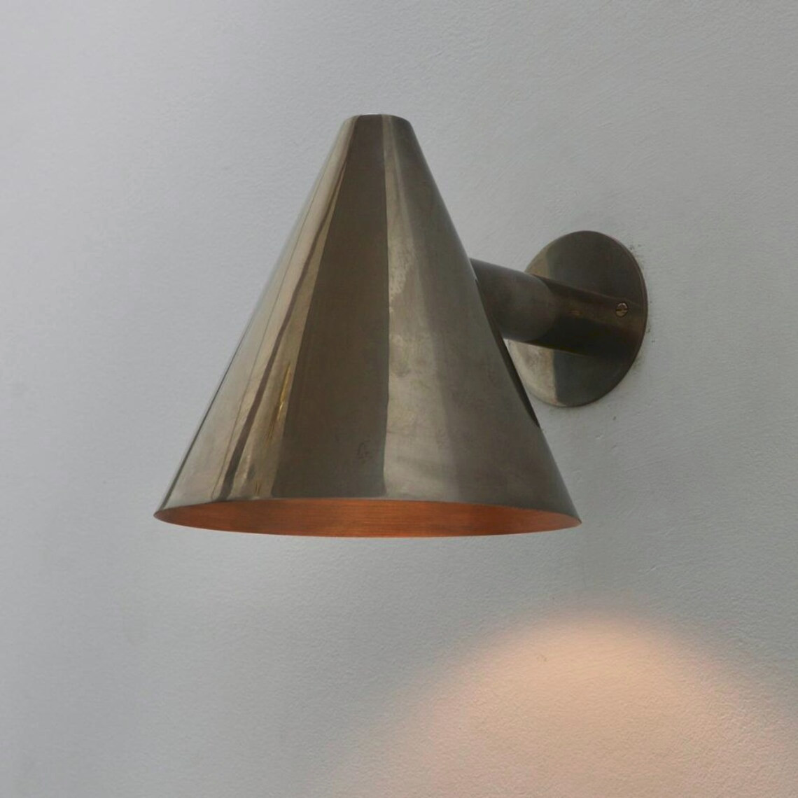 Modern Brass Mid Century Minimalistic Sconce Wall Light Perfect for Any Space. Modern Brass Mid Century Minimalistic Sconce Wall Light Perfect for Any Space.