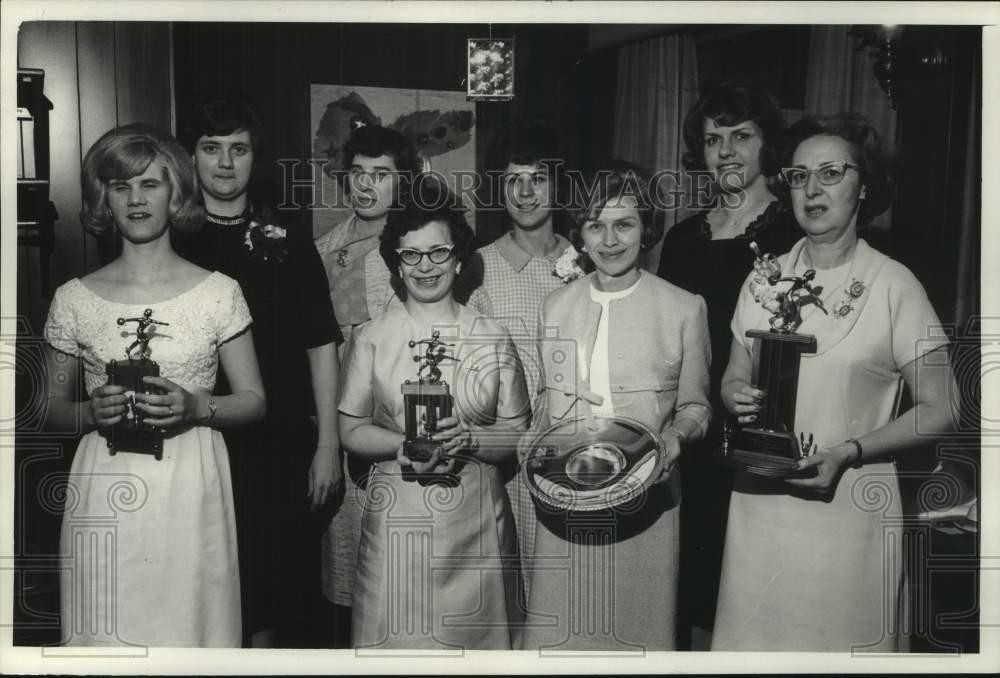 1966 Press Photo The Head Pins bowling league team holding trophies, Milwaukee.. 1966 Press Photo The Head Pins bowling league team holding trophies, Milwaukee..