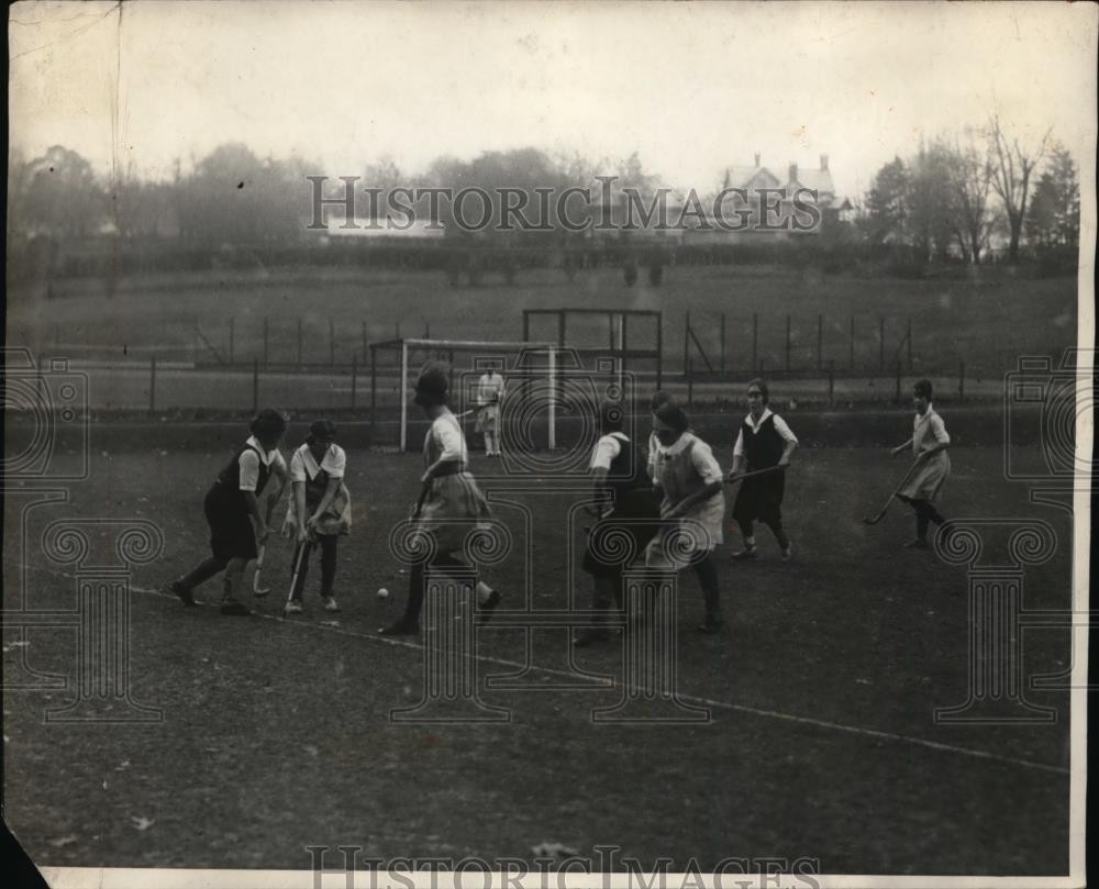 1924 Press Photo Philadelphia field hockey players against Bryn Mawr College 1924 Press Photo Philadelphia field hockey players against Bryn Mawr College