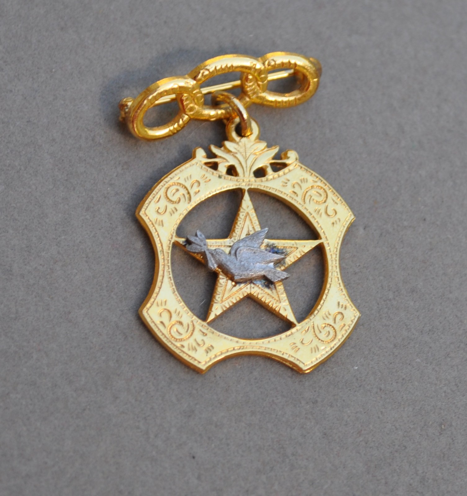 VINTAGE ODD FELLOWS DAUGHTERS OF REBEKAH MEDAL PIN VINTAGE ODD FELLOWS DAUGHTERS OF REBEKAH MEDAL PIN