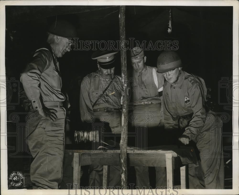 1943 Press Photo American Army commanders study the map for maneuvers