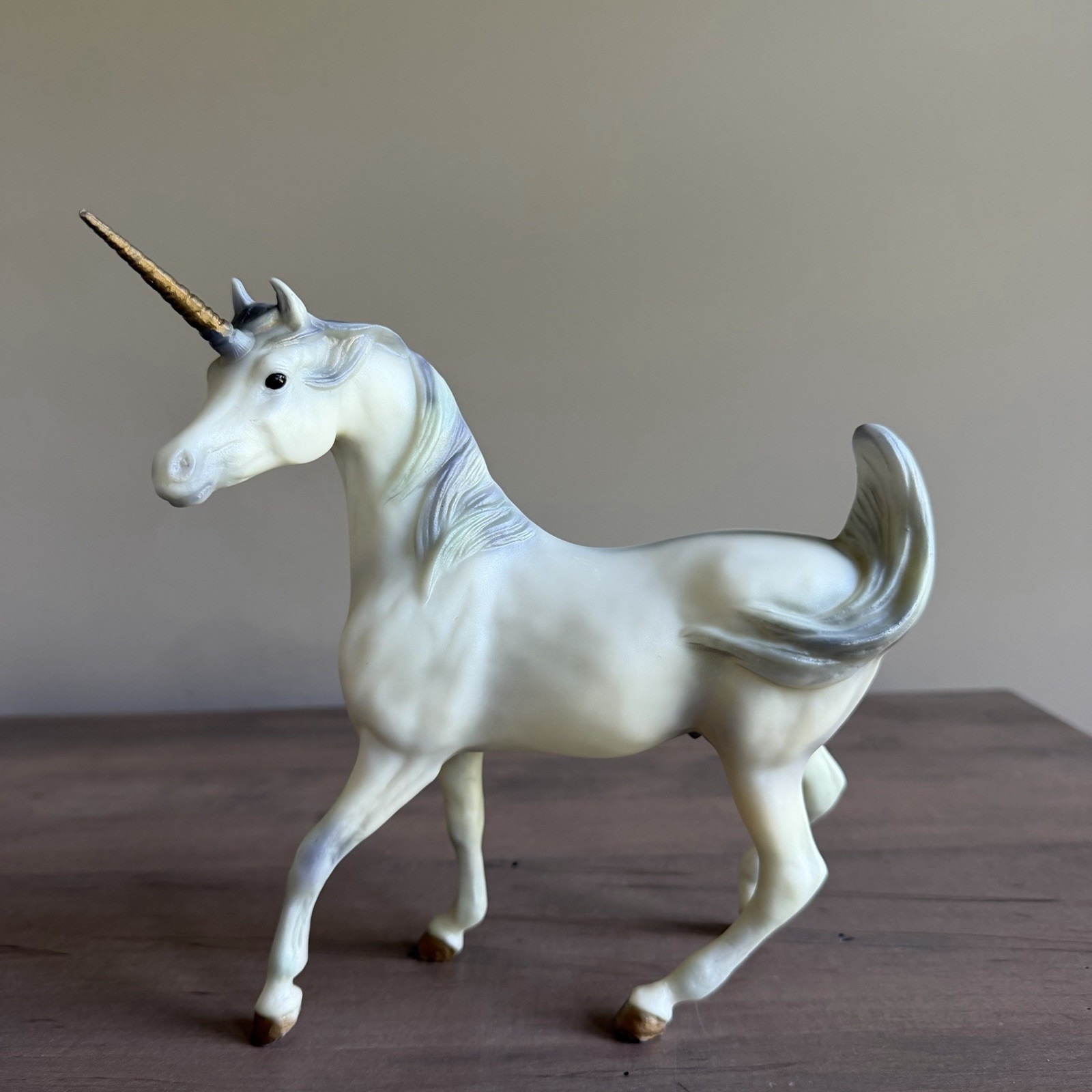 Breyer Vintage Unicorn #410301 Lavinia Iridescent Light Grey Sham Mold Breyer Vintage Unicorn #410301 Lavinia Iridescent Light Grey Sham Mold