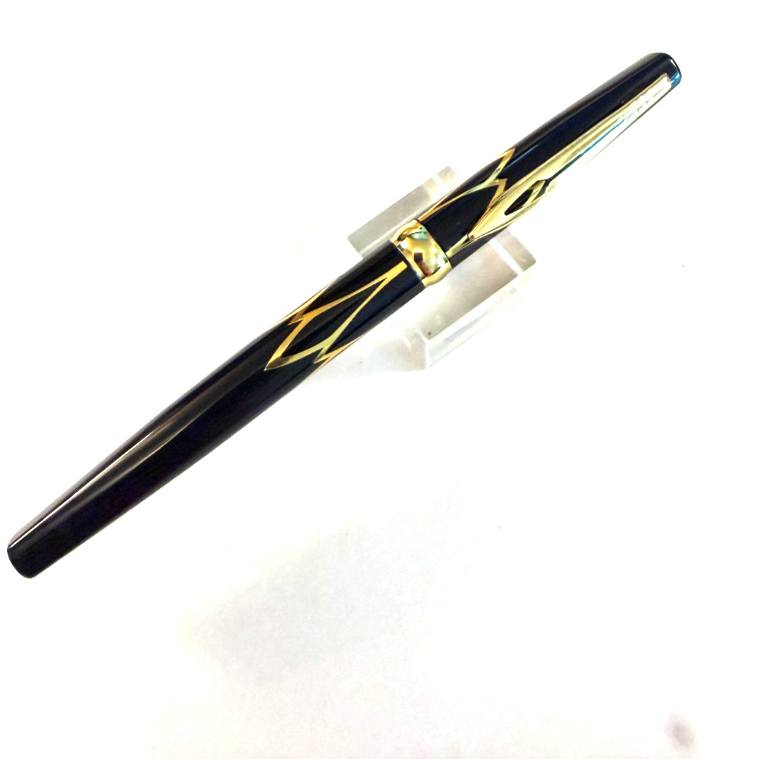 New/Old Black with gold Hero 3019 Fountain Pen SMOOTH FINE  nib  GORGEOUS