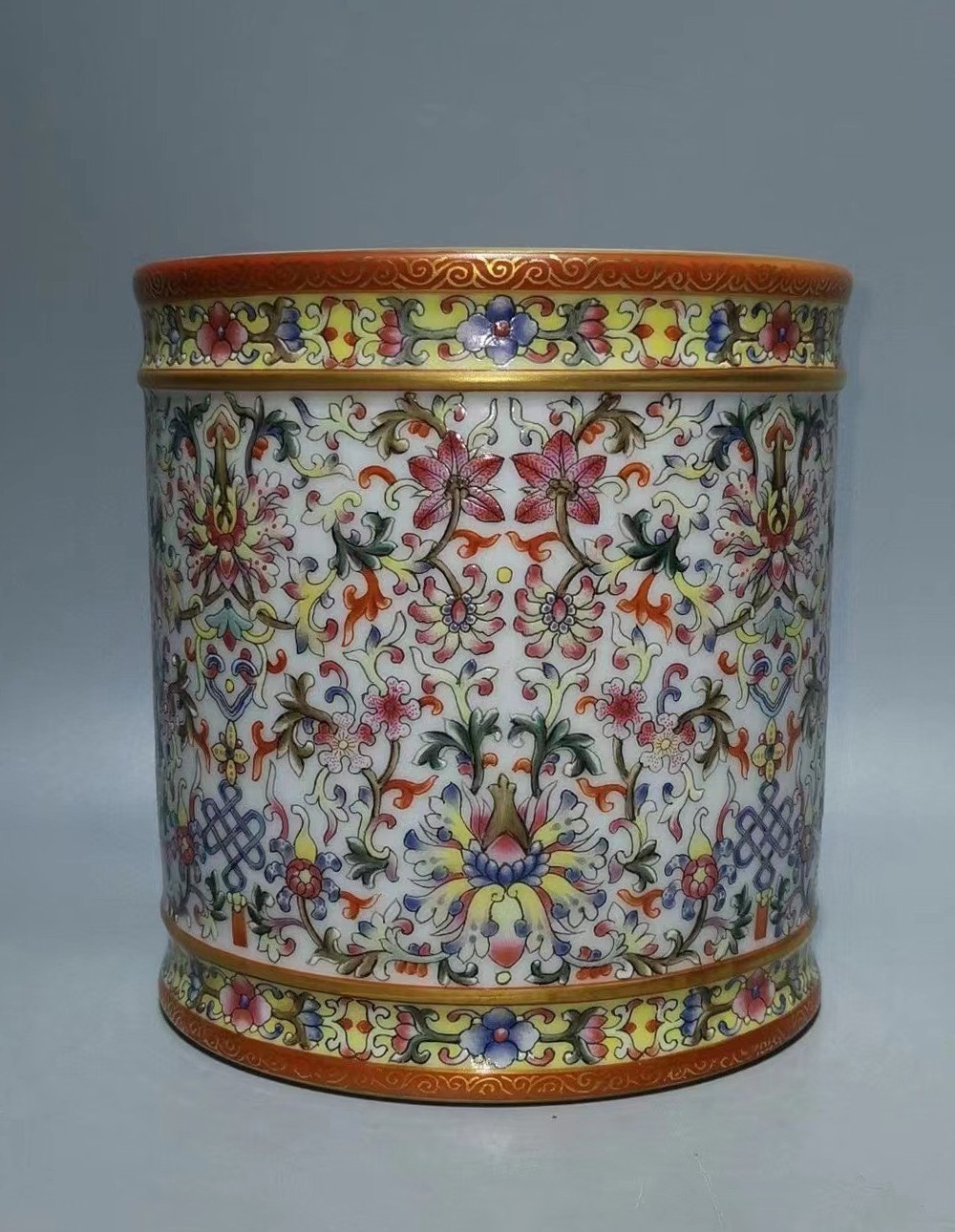 A Polychrome Round Porcelain Brushpot. 'QianLong' mark A Polychrome Round Porcelain Brushpot. 'QianLong' mark