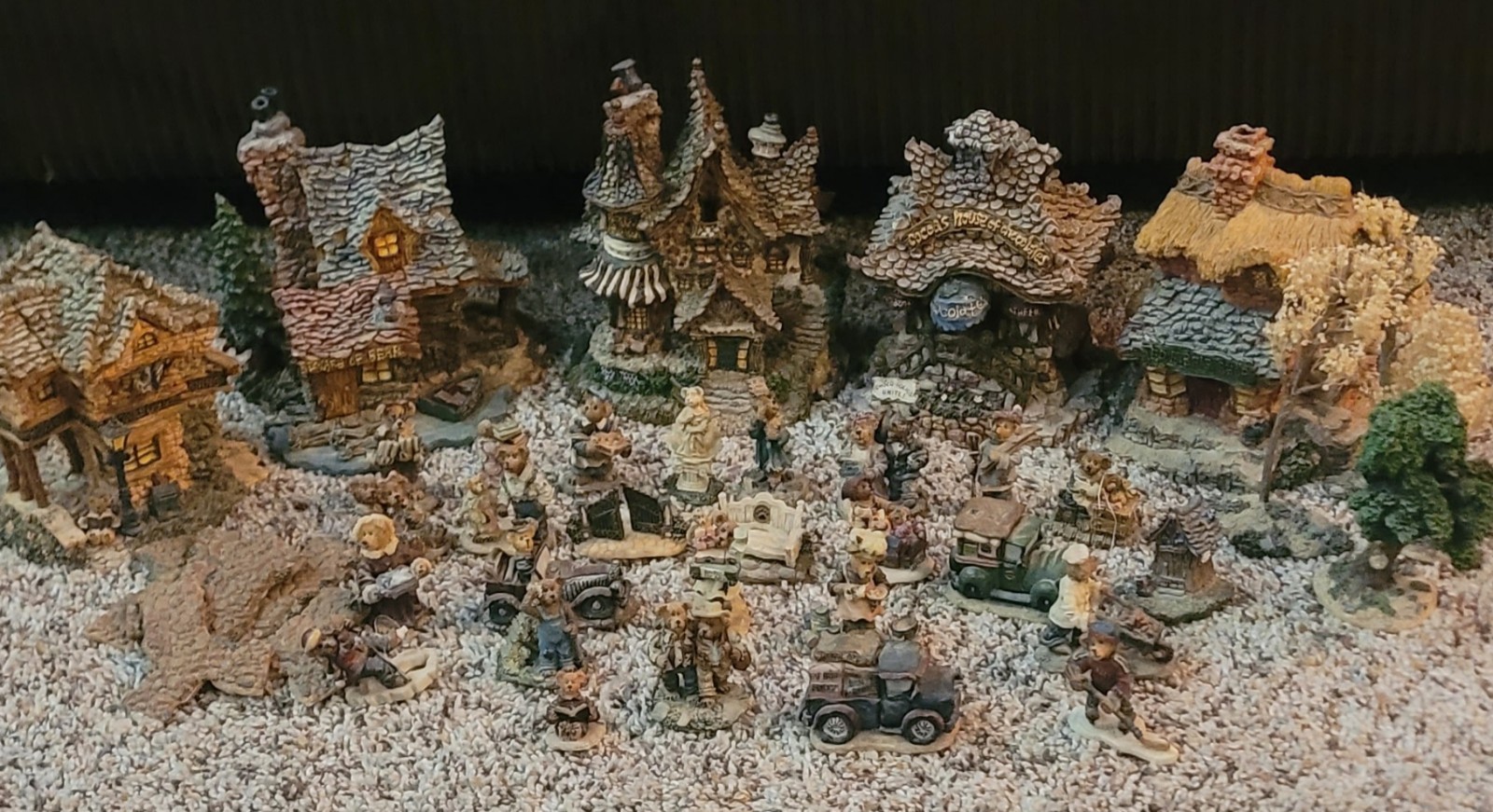 Over 40 Pieces Of Boyd's Town Village & Bearly Built Village Pieces Over 40 Pieces Of Boyd's Town Village & Bearly Built Village Pieces