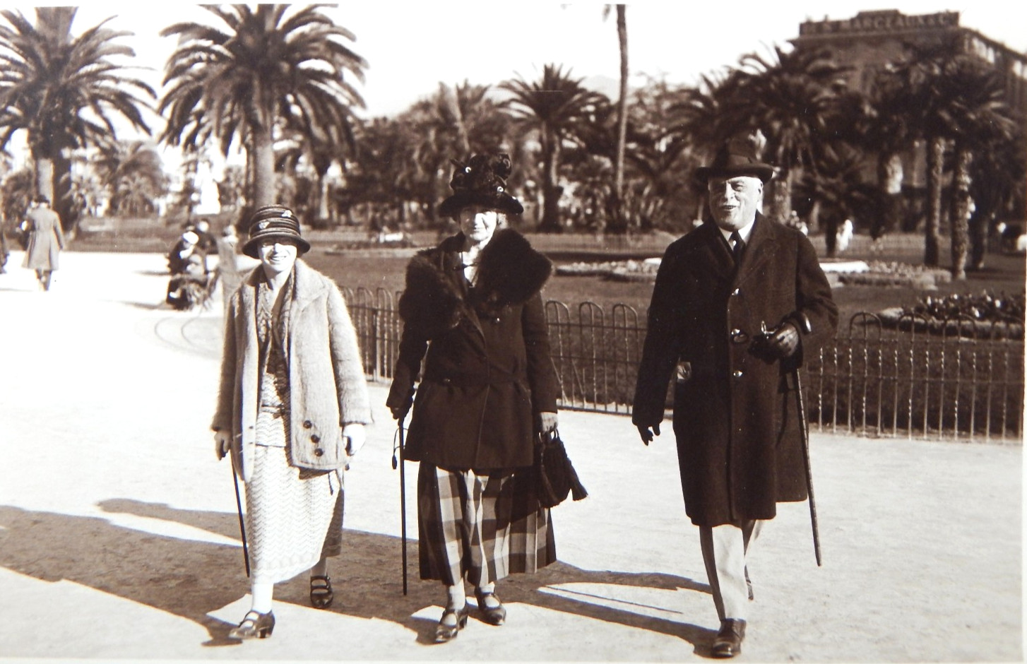 1914 FANTASTIC PHOTO 2 WOMEN & MAN IN NICE? ALBERT GARDEN UNPOSTED RPPC POSTCARD