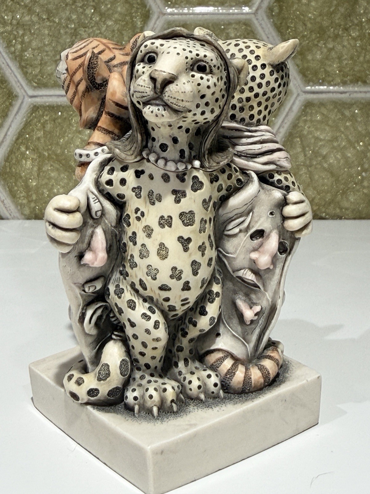 Harmony Kingdom Cat Walk Black Box signed by Peter Calvesbert Harmony Kingdom Cat Walk Black Box signed by Peter Calvesbert