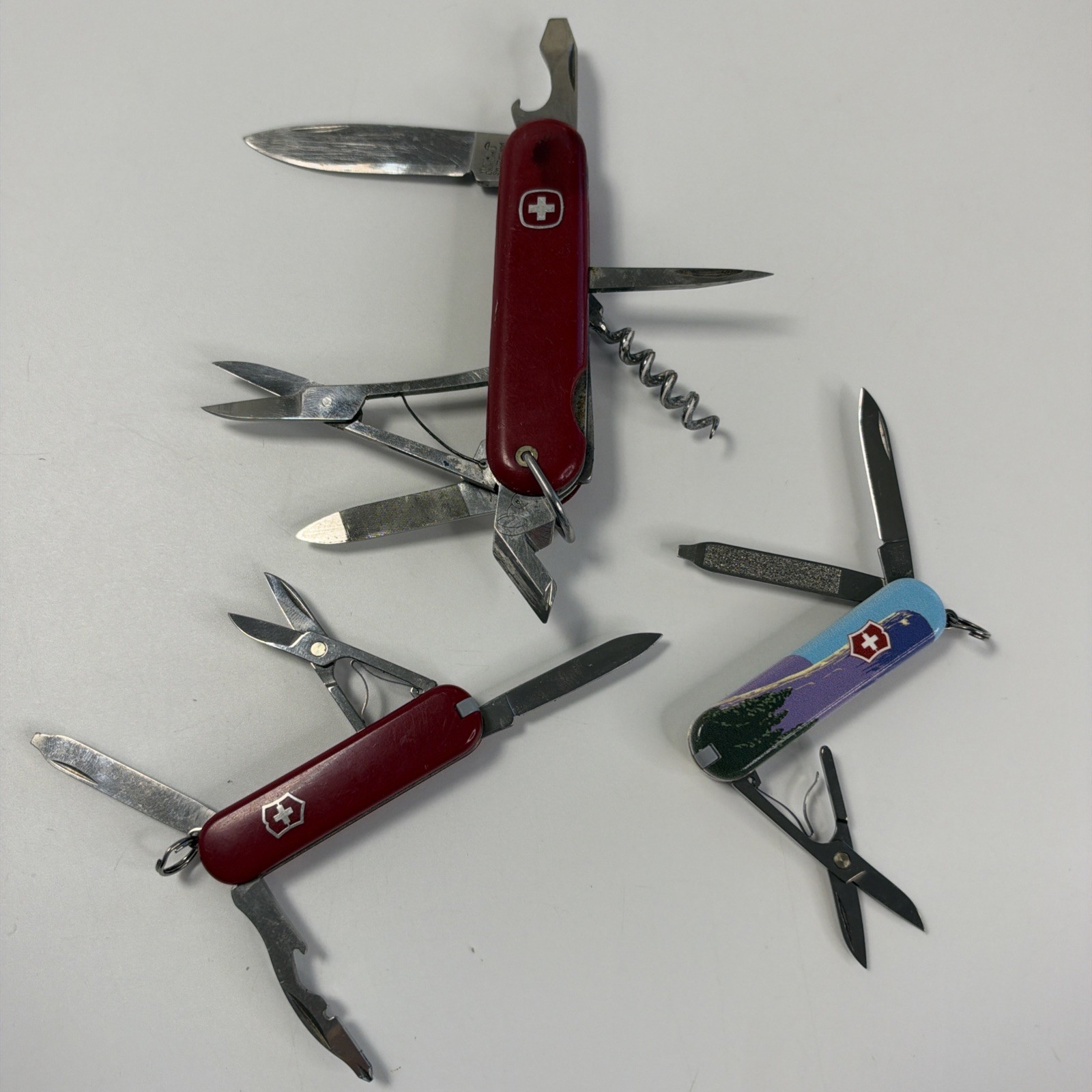 Lot of 3 Swiss Pocket Knifes Victorinox Classic SD/ Wenger Commander