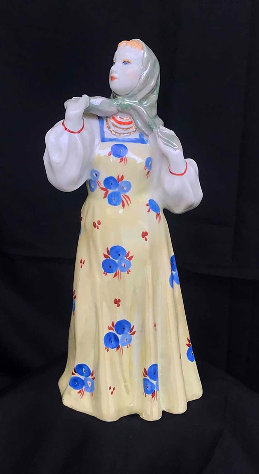 VINTAGE USSR DULEVO PORCELAIN FIGURINE VINTAGE USSR DULEVO PORCELAIN FIGURINE