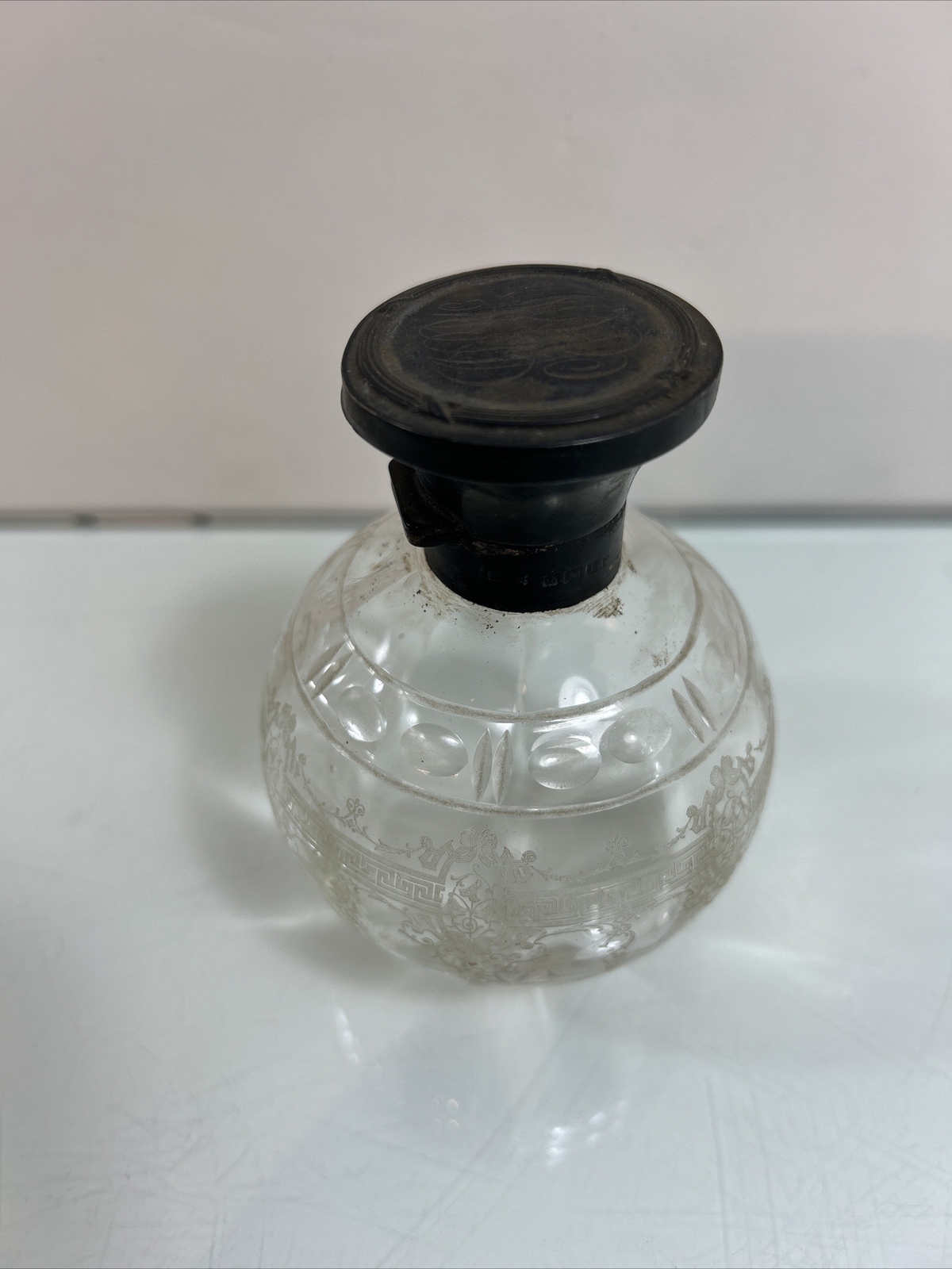 ANTIQUE ROUND CUT GLASS JAR SILVER TOP PERFUME BOTTLE ANTIQUE ROUND CUT GLASS JAR SILVER TOP PERFUME BOTTLE