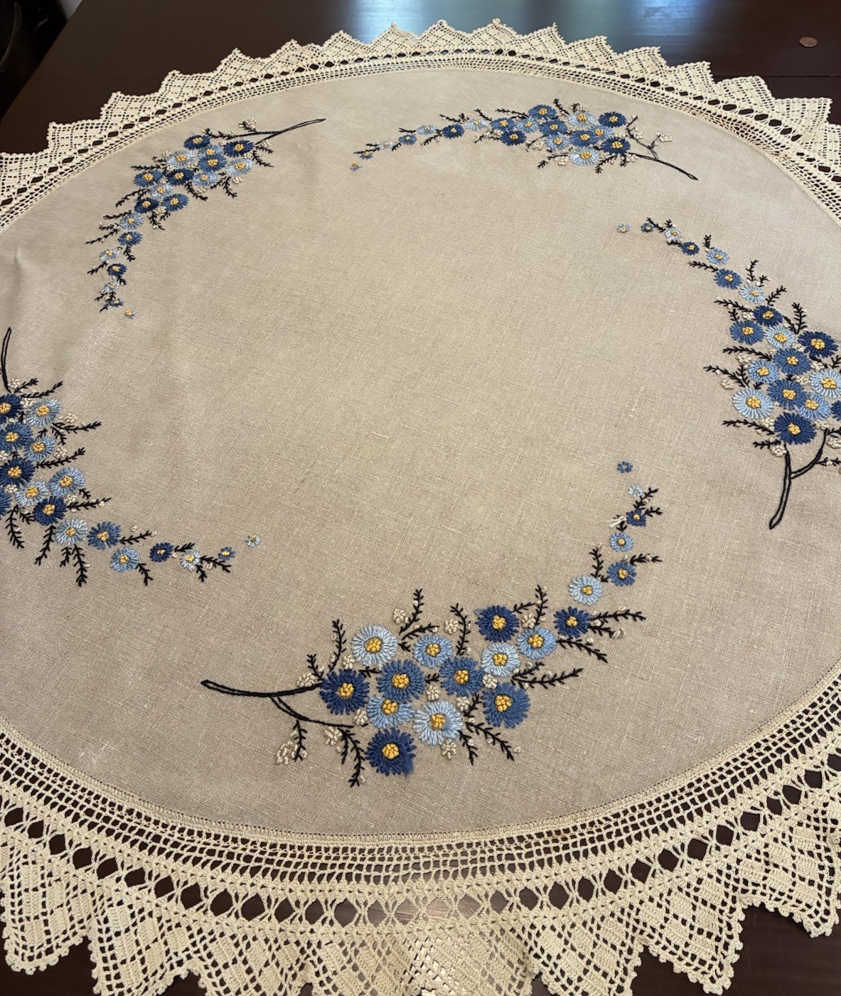 Vtg Hand Embroidered Linen Round Tablecloth 40\
