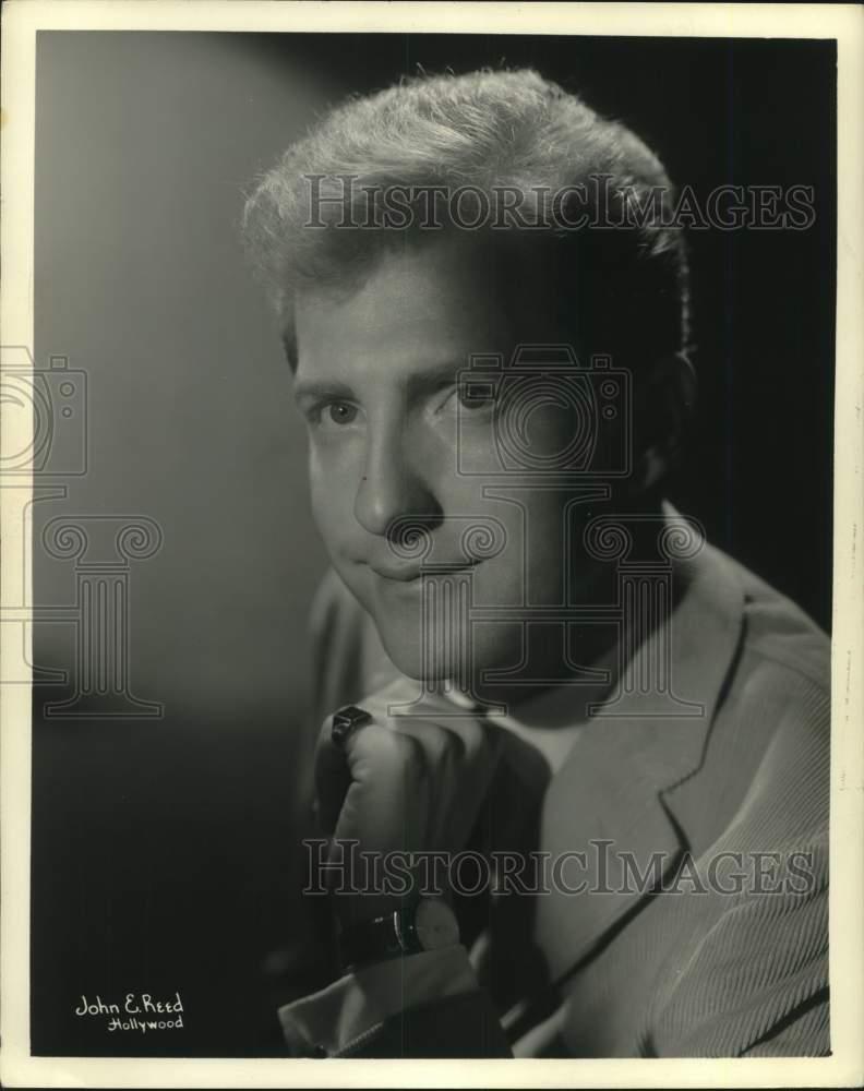 1963 Press Photo Entertainer Bobby Vernon at The office - lrx70555