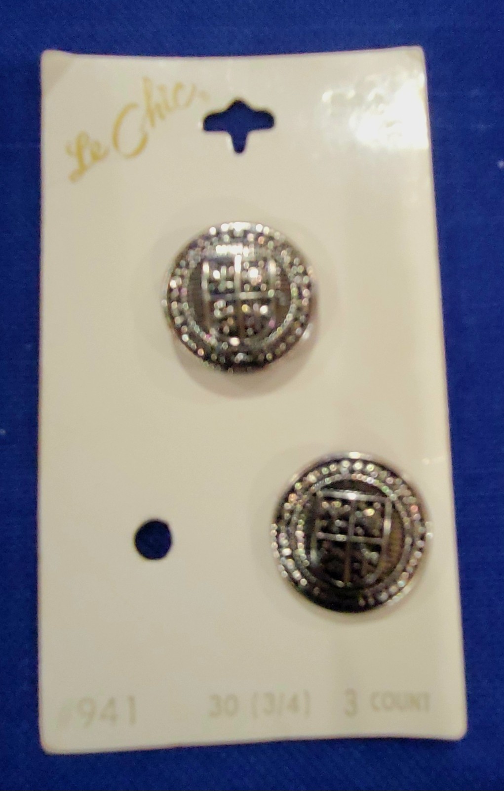 Vintage NEW Le Chic Buttons 2 Buttons on 1 Card ~ Silver Tone Metal Crest Shield Vintage NEW Le Chic Buttons 2 Buttons on 1 Card ~ Silver Tone Metal Crest Shield
