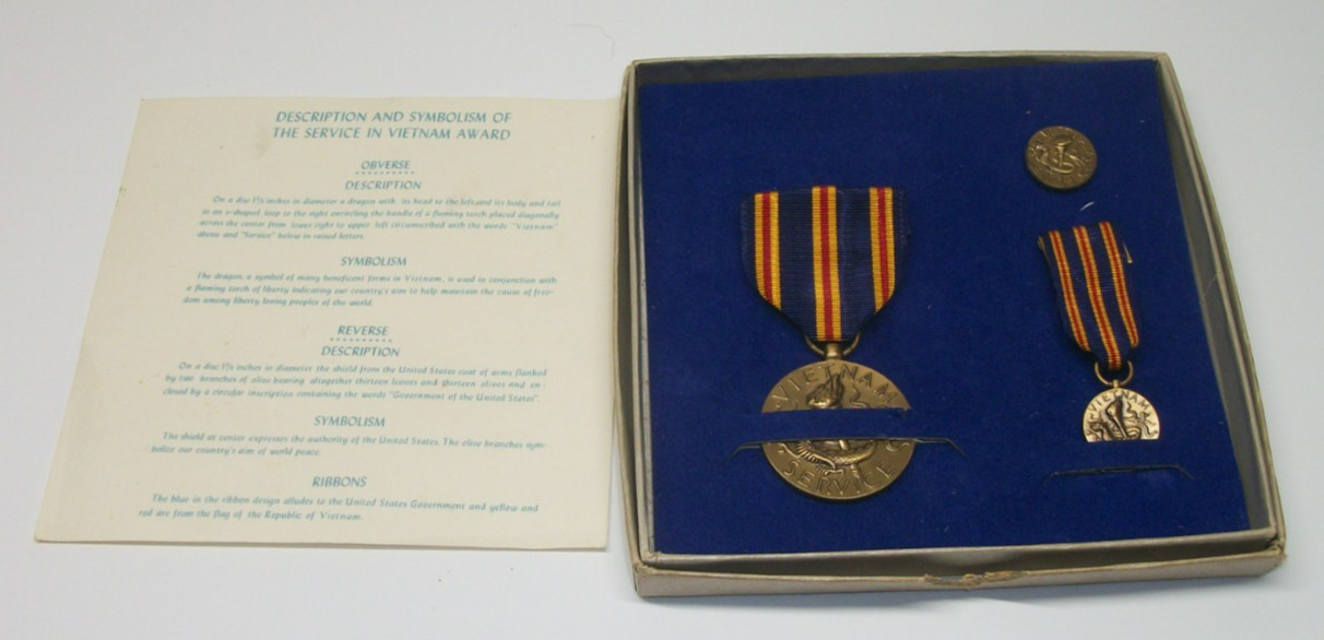 US Vietnam Service Commemorative Medal Presentation Set US Vietnam Service Commemorative Medal Presentation Set