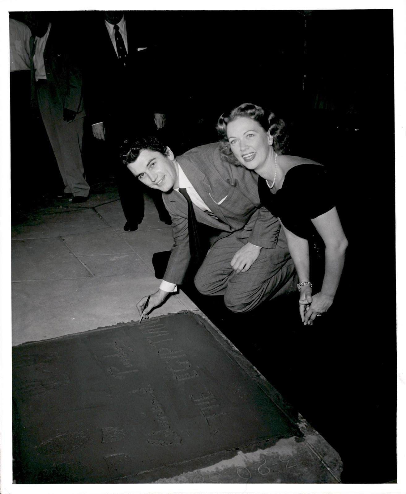RH6 1954 Original Photo EDMUND PURDOM ELEANOR POWELL GRAUMAN'S CHINESE THEATRE RH6 1954 Original Photo EDMUND PURDOM ELEANOR POWELL GRAUMAN'S CHINESE THEATRE