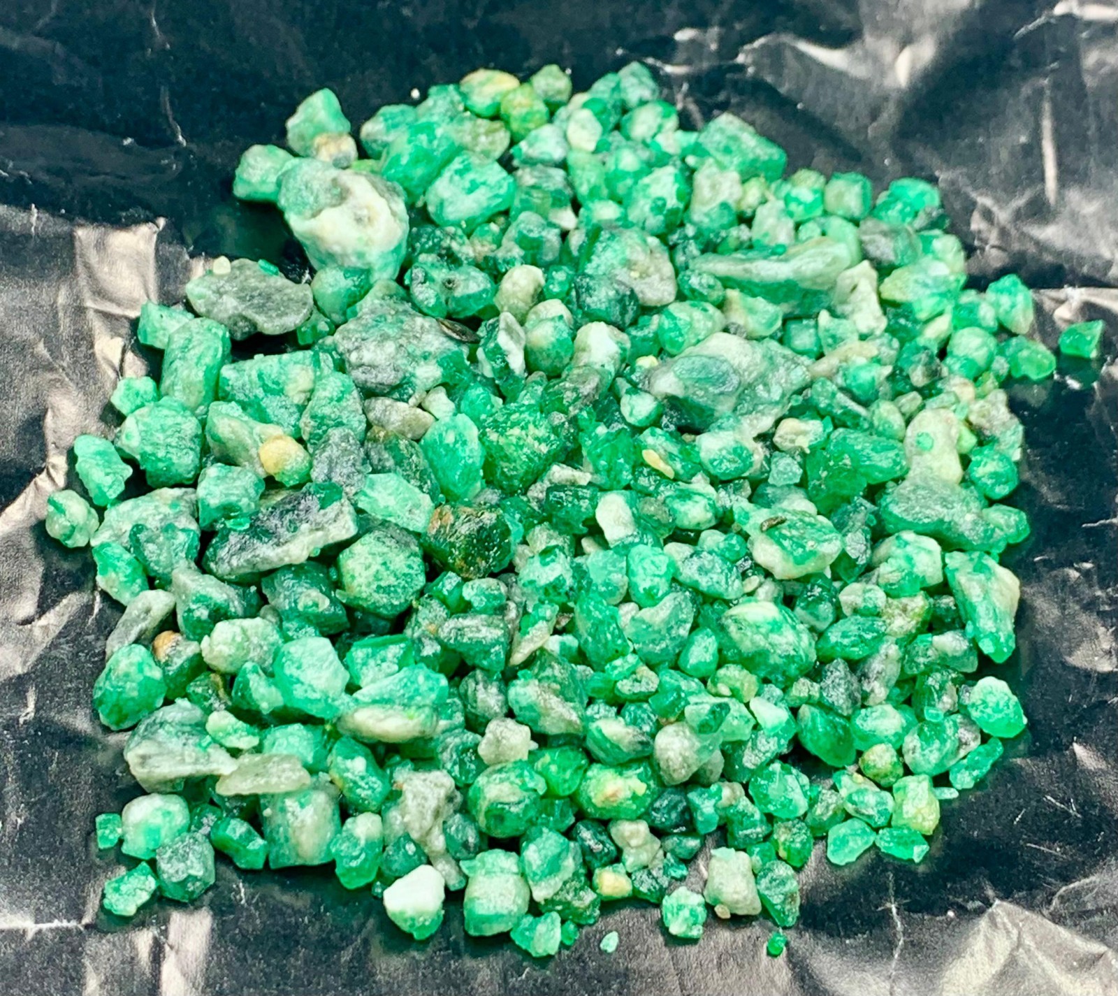 100 Grams Aesthetic Top Green Emerald Rough lot From Swat Pakistan 100 Grams Aesthetic Top Green Emerald Rough lot From Swat Pakistan