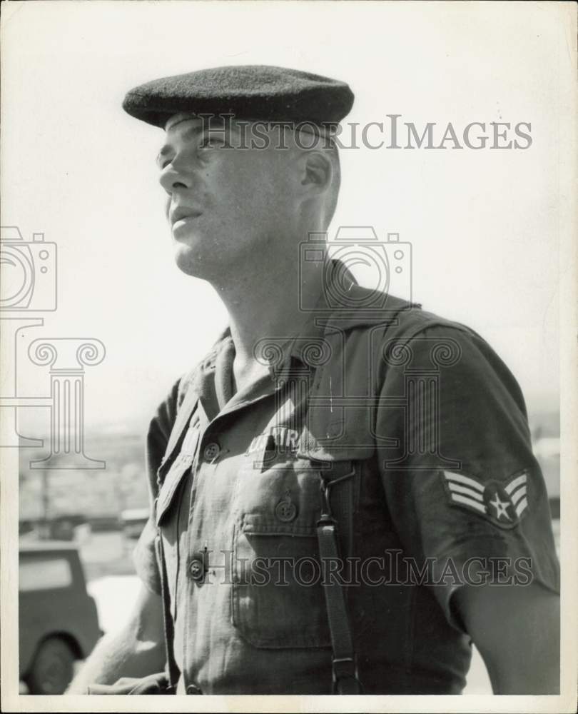 Press Photo Air Force A1C Clarence M. Schofield receives Airman\'s Medal, Vietnam Press Photo Air Force A1C Clarence M. Schofield receives Airman\'s Medal, Vietnam