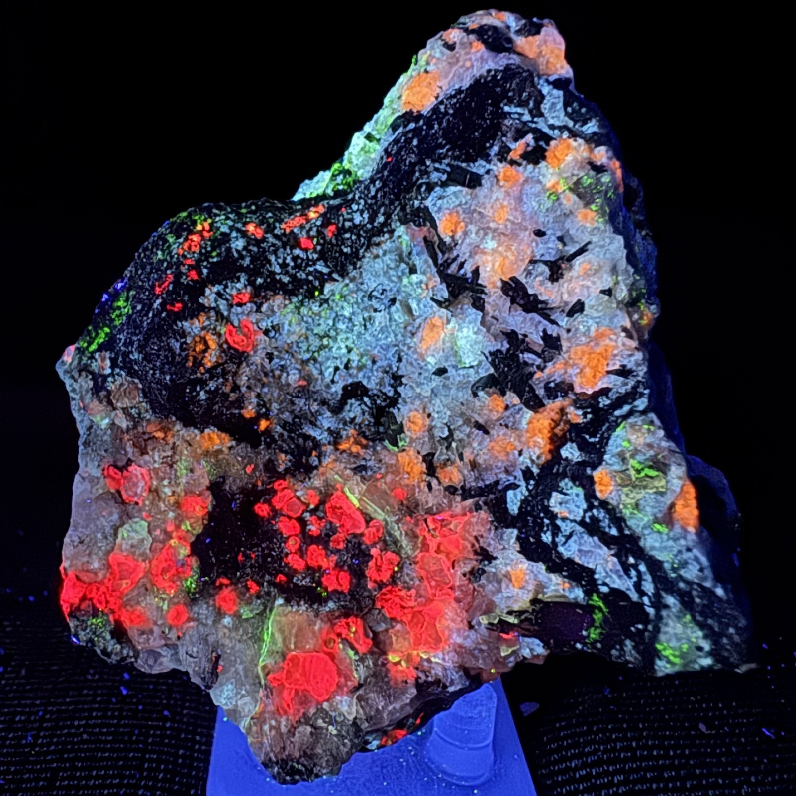 Tugtupite, Chkalovite, Analcime, Sodalite \ Tugtupite, Chkalovite, Analcime, Sodalite \