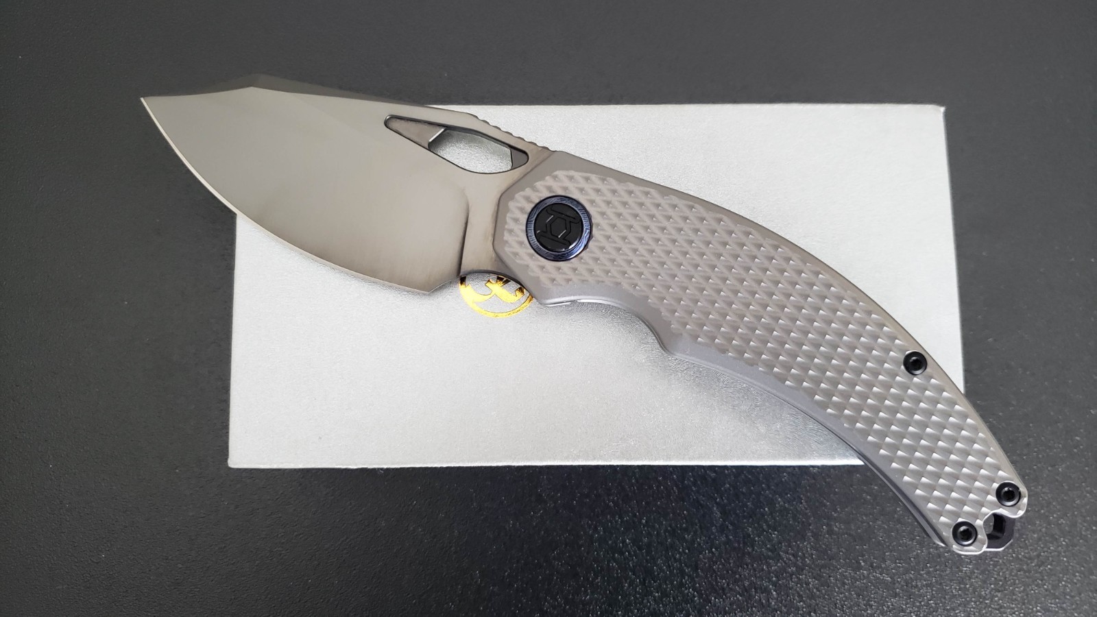 Kunwu Knives PADRE Reverse Tux Vanax Blade Gray Diamond Milled Titanium Handles
